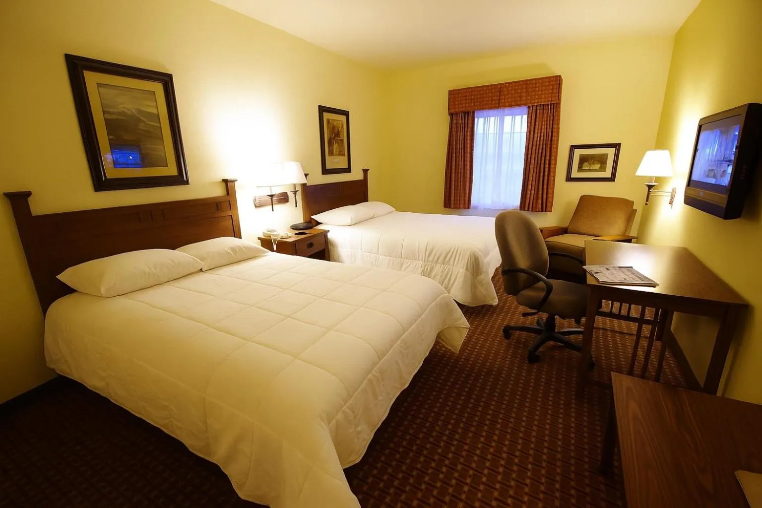 Bed in Mountain Inn & Suites Airport - Hendersonville