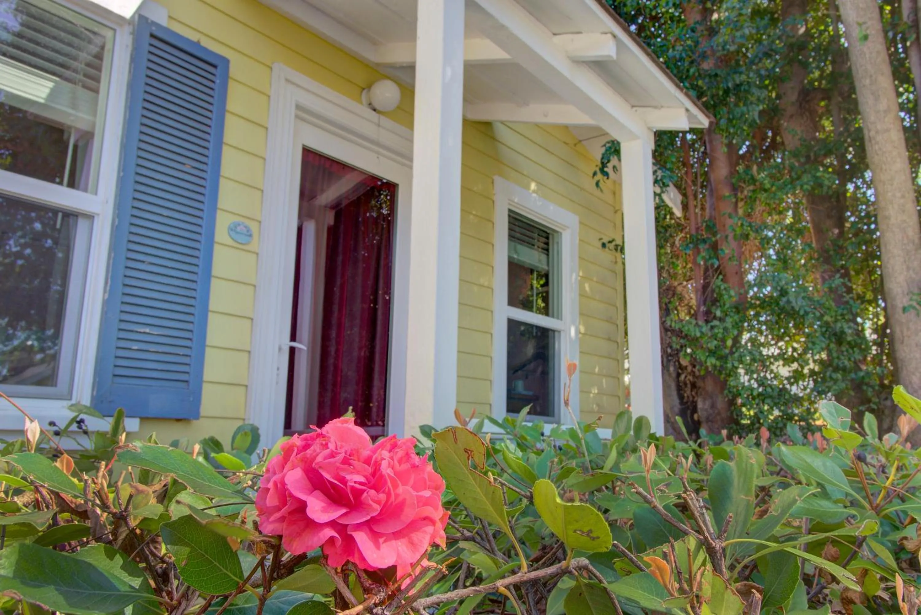 Property building in Secret Garden Inn & Cottages