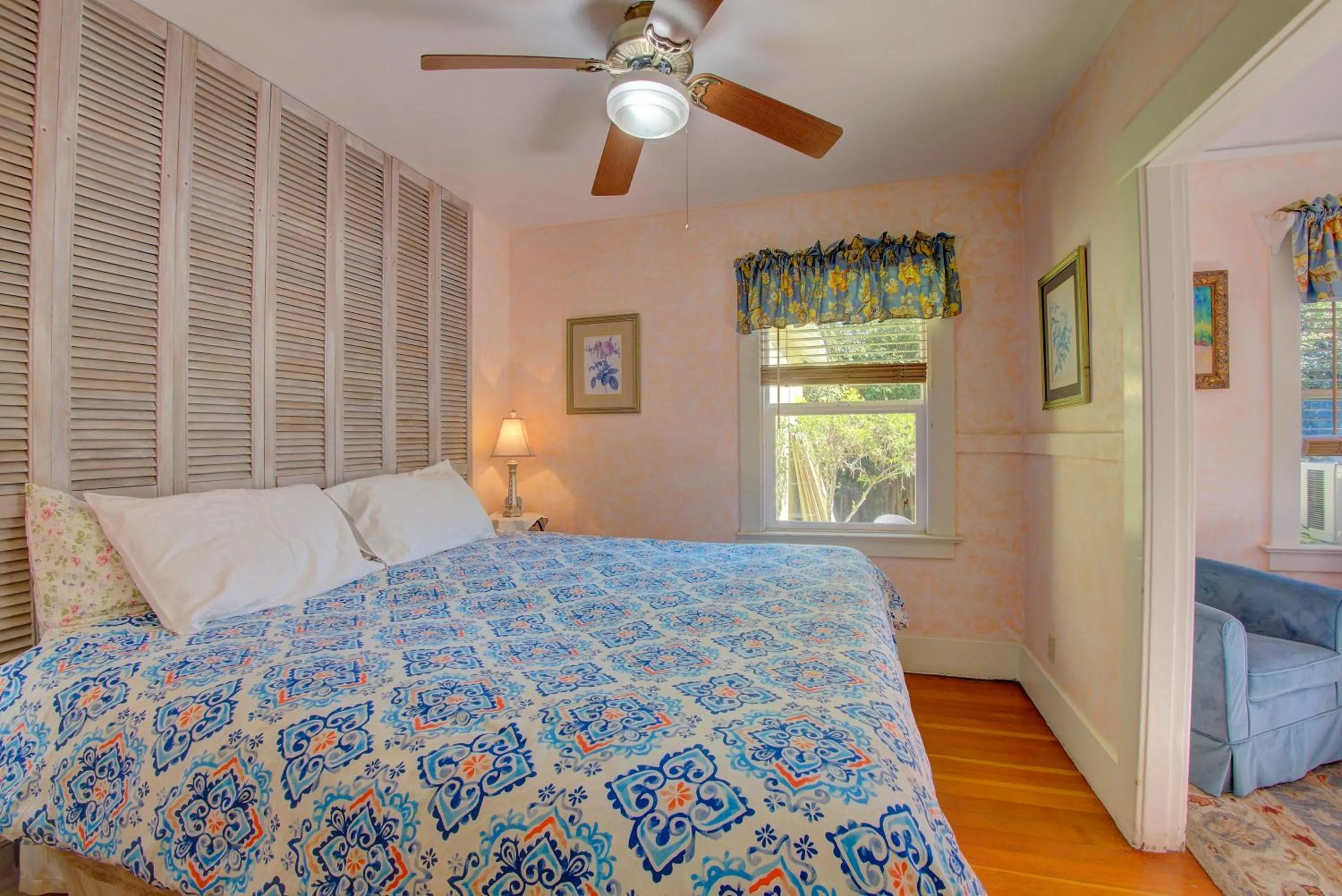 Bed in Secret Garden Inn & Cottages