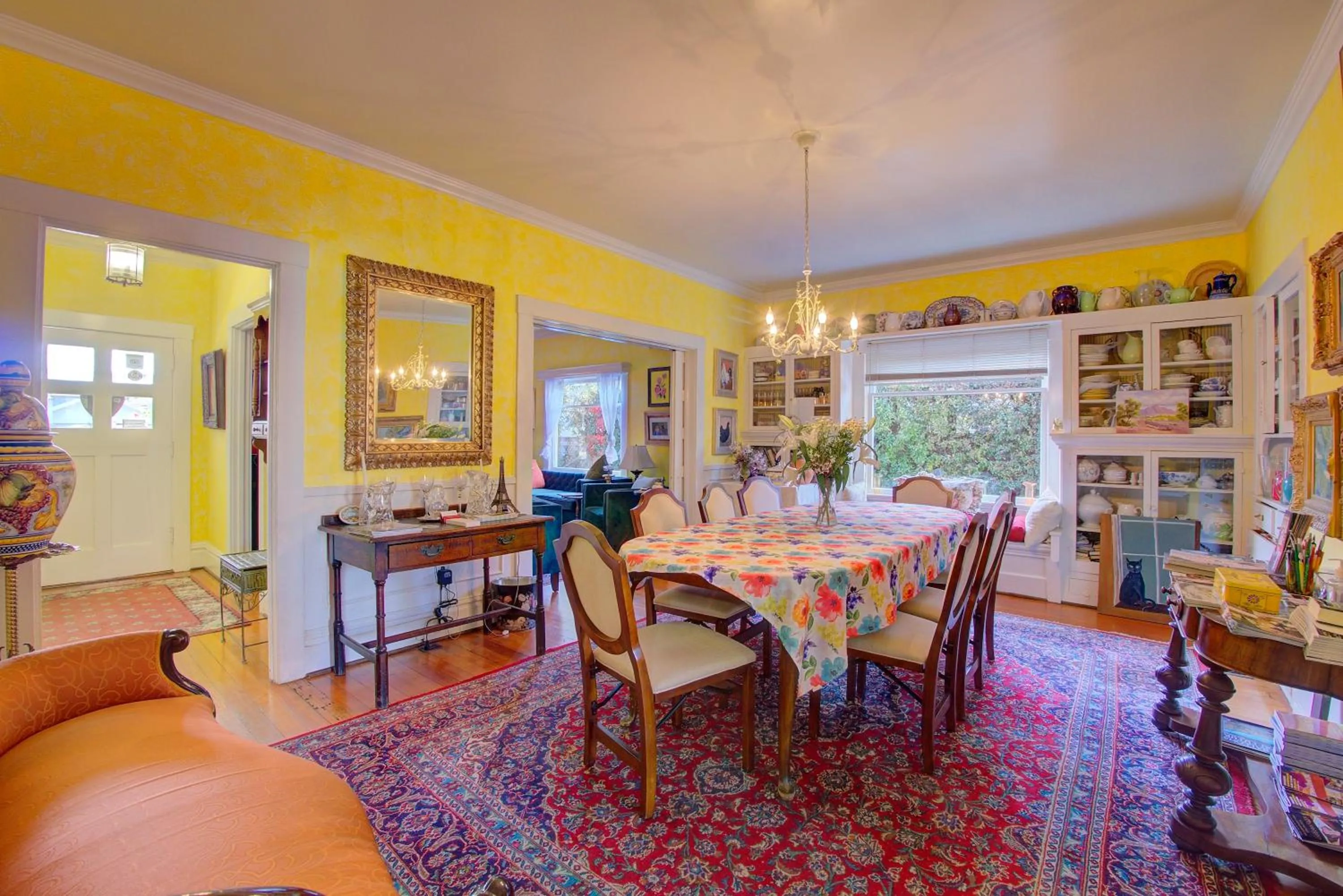 Restaurant/places to eat in Secret Garden Inn & Cottages