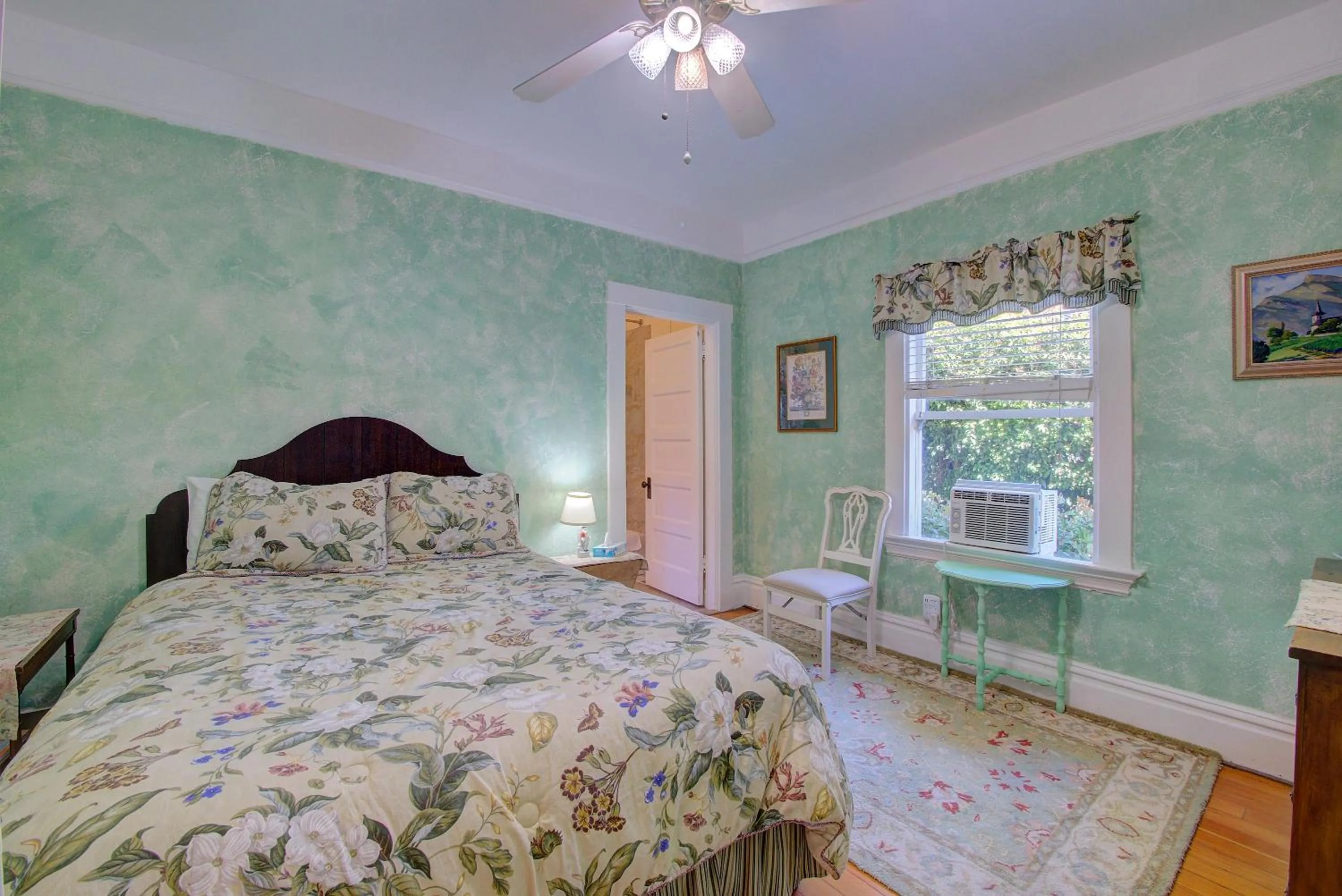 Bed in Secret Garden Inn & Cottages