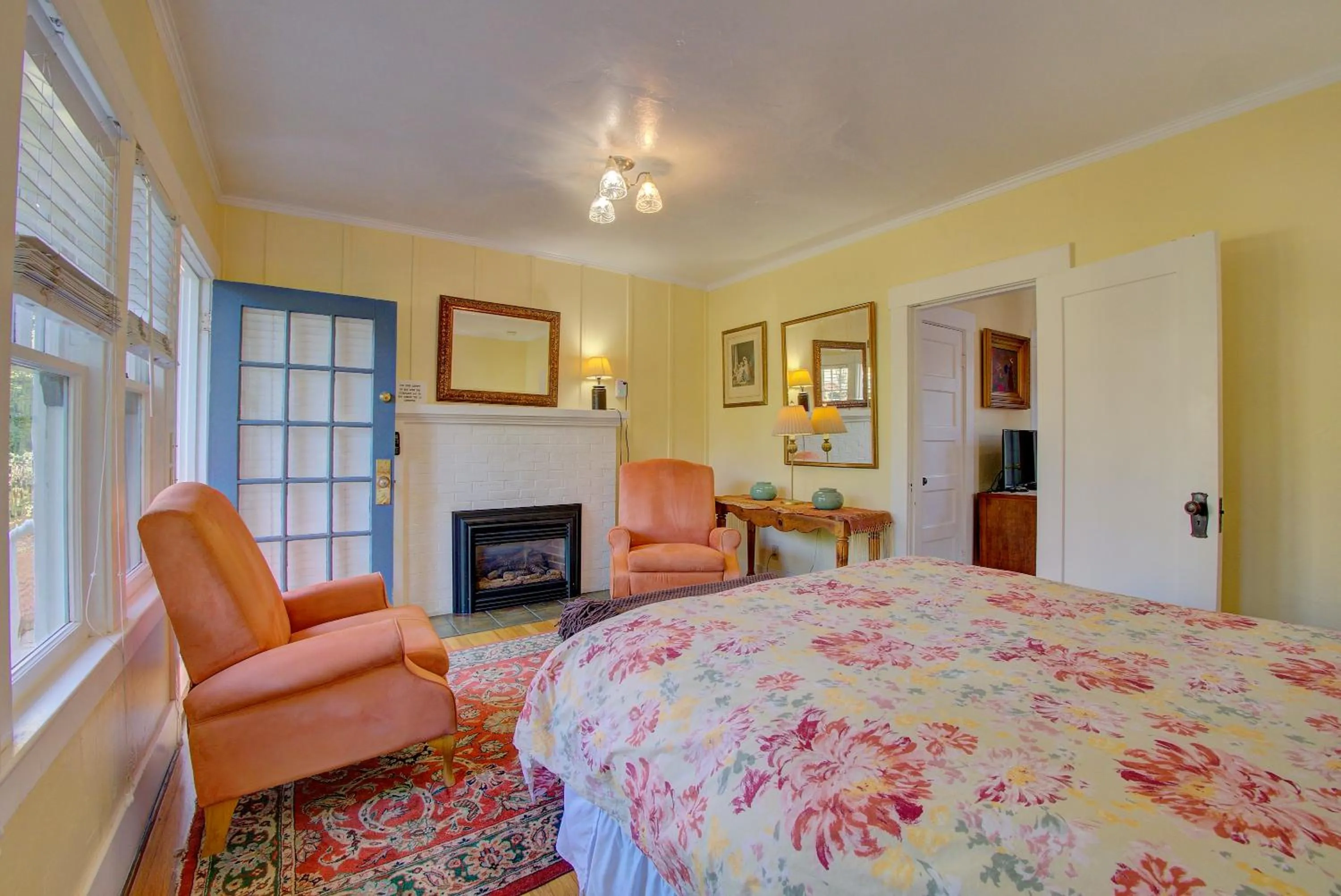 Bedroom, Bed in Secret Garden Inn & Cottages