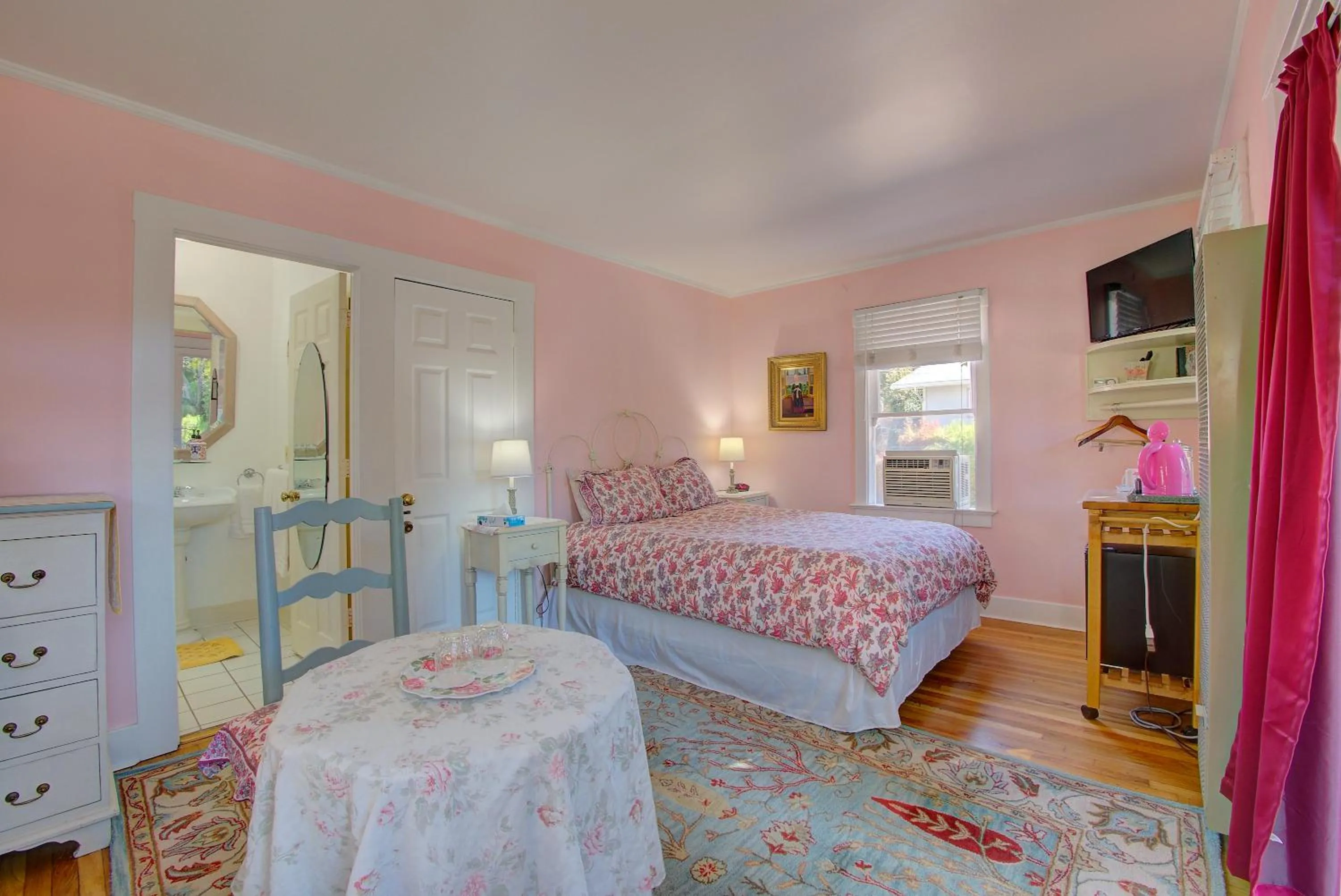 Bedroom, Bed in Secret Garden Inn & Cottages