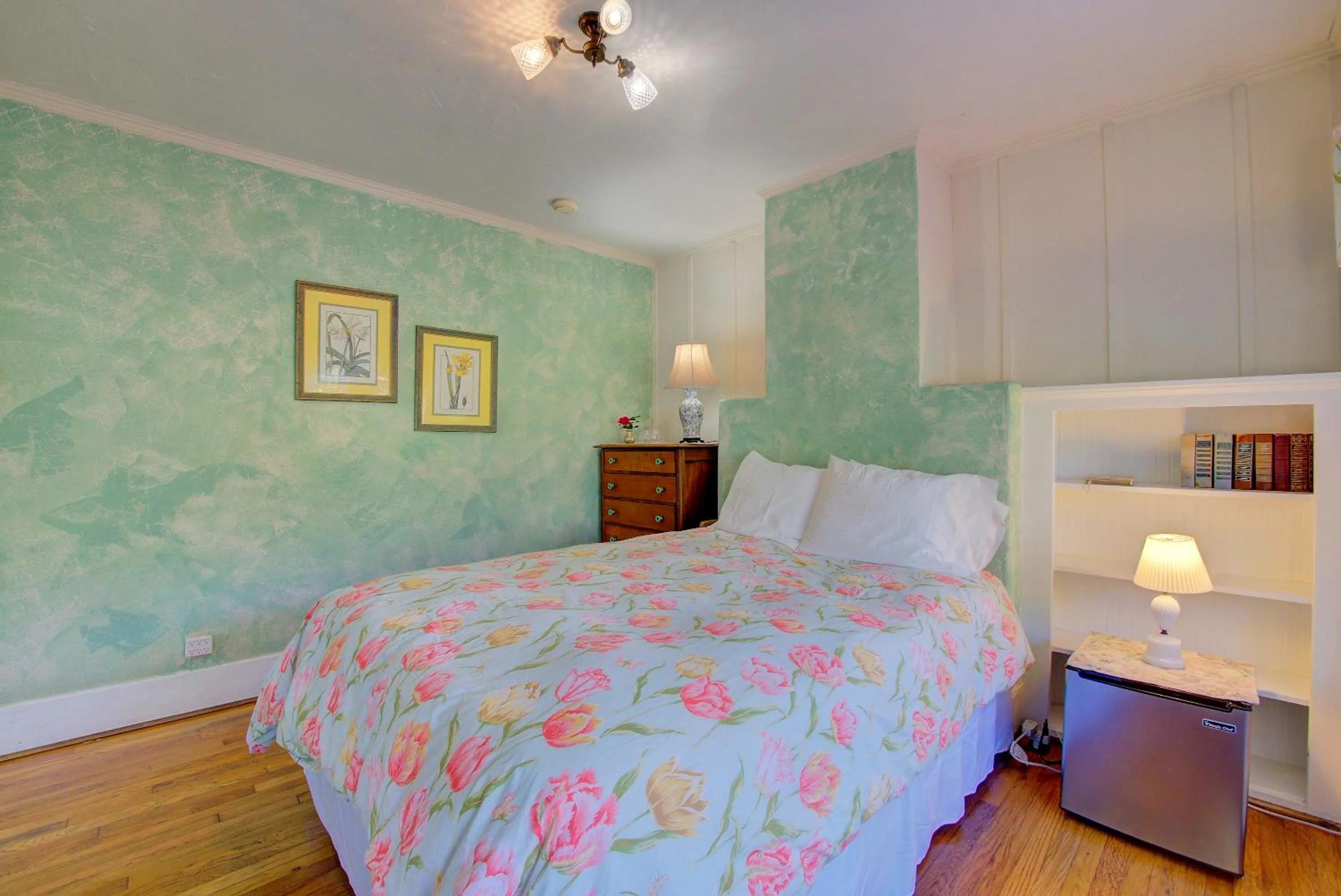 Bedroom, Bed in Secret Garden Inn & Cottages