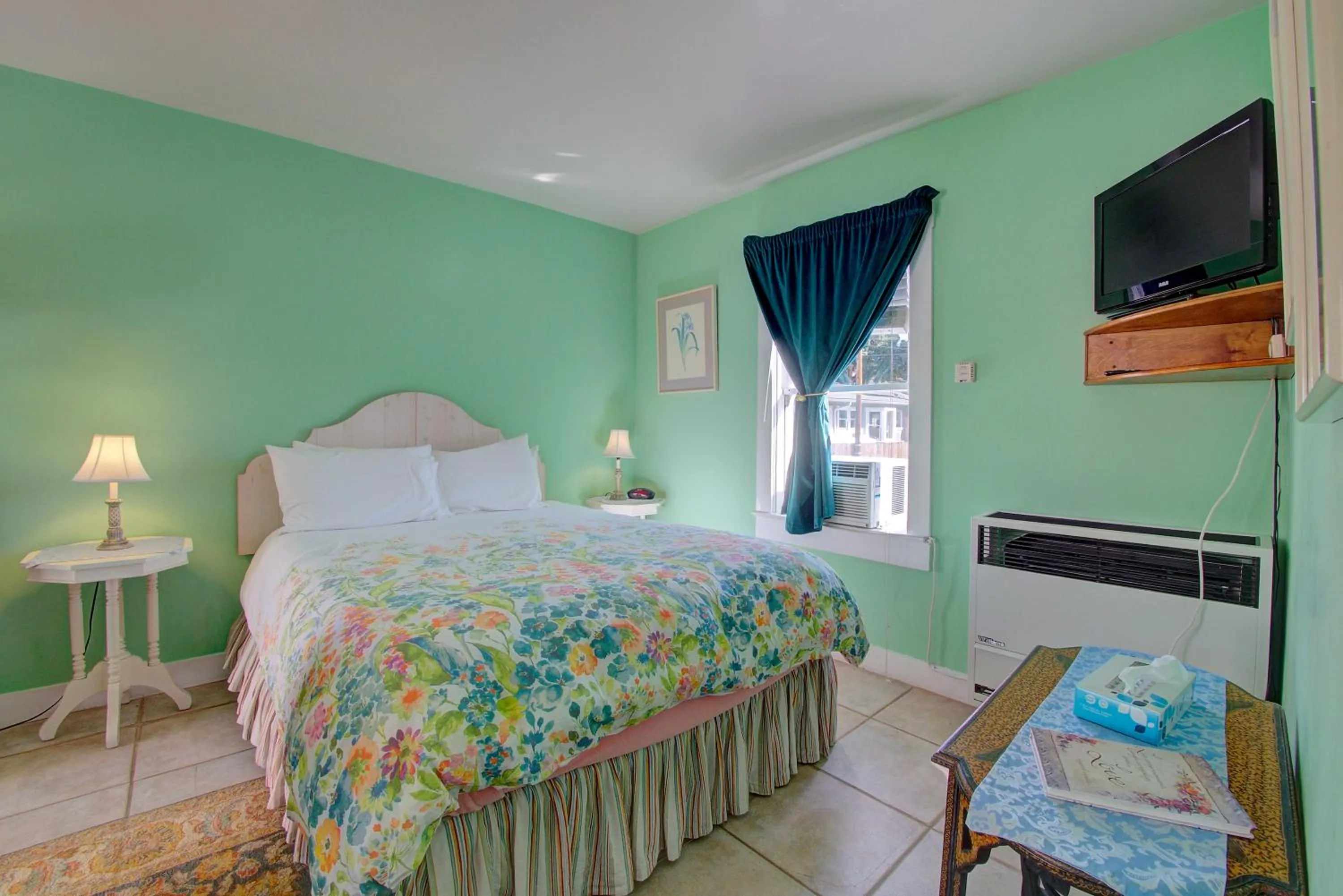 Bedroom, Bed in Secret Garden Inn & Cottages