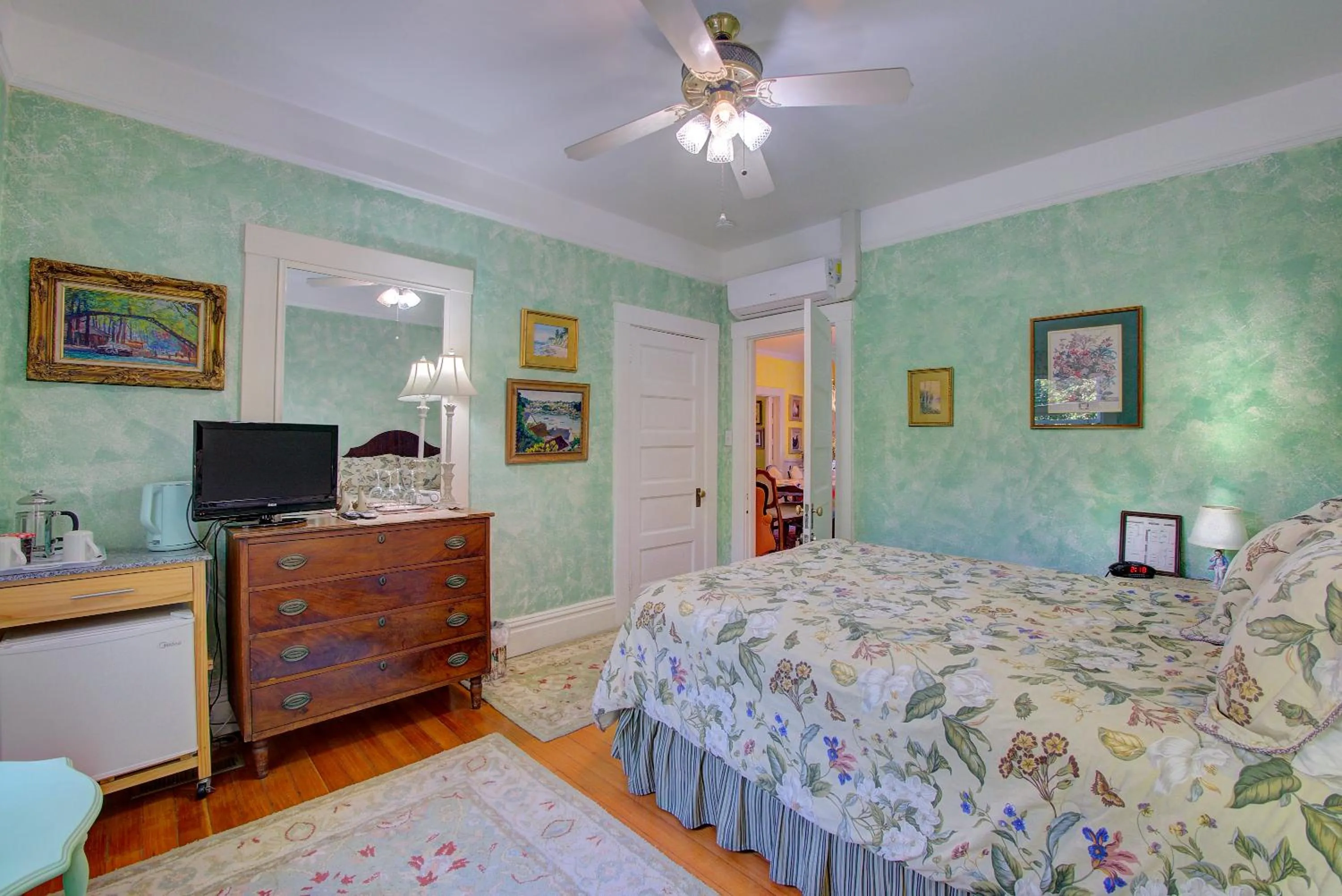Bedroom, Bed in Secret Garden Inn & Cottages