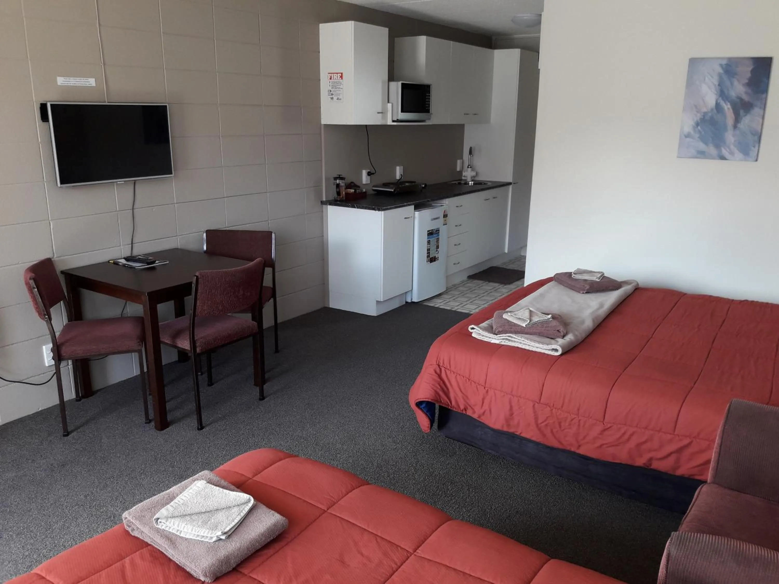 Photo of the whole room, Bed in Motel Sierra