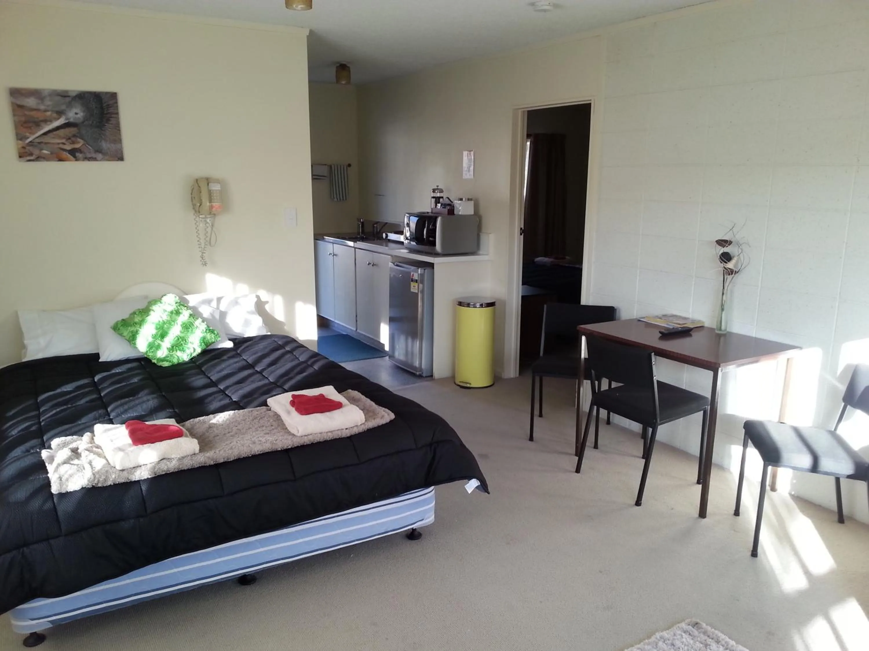 Photo of the whole room, Bed in Motel Sierra