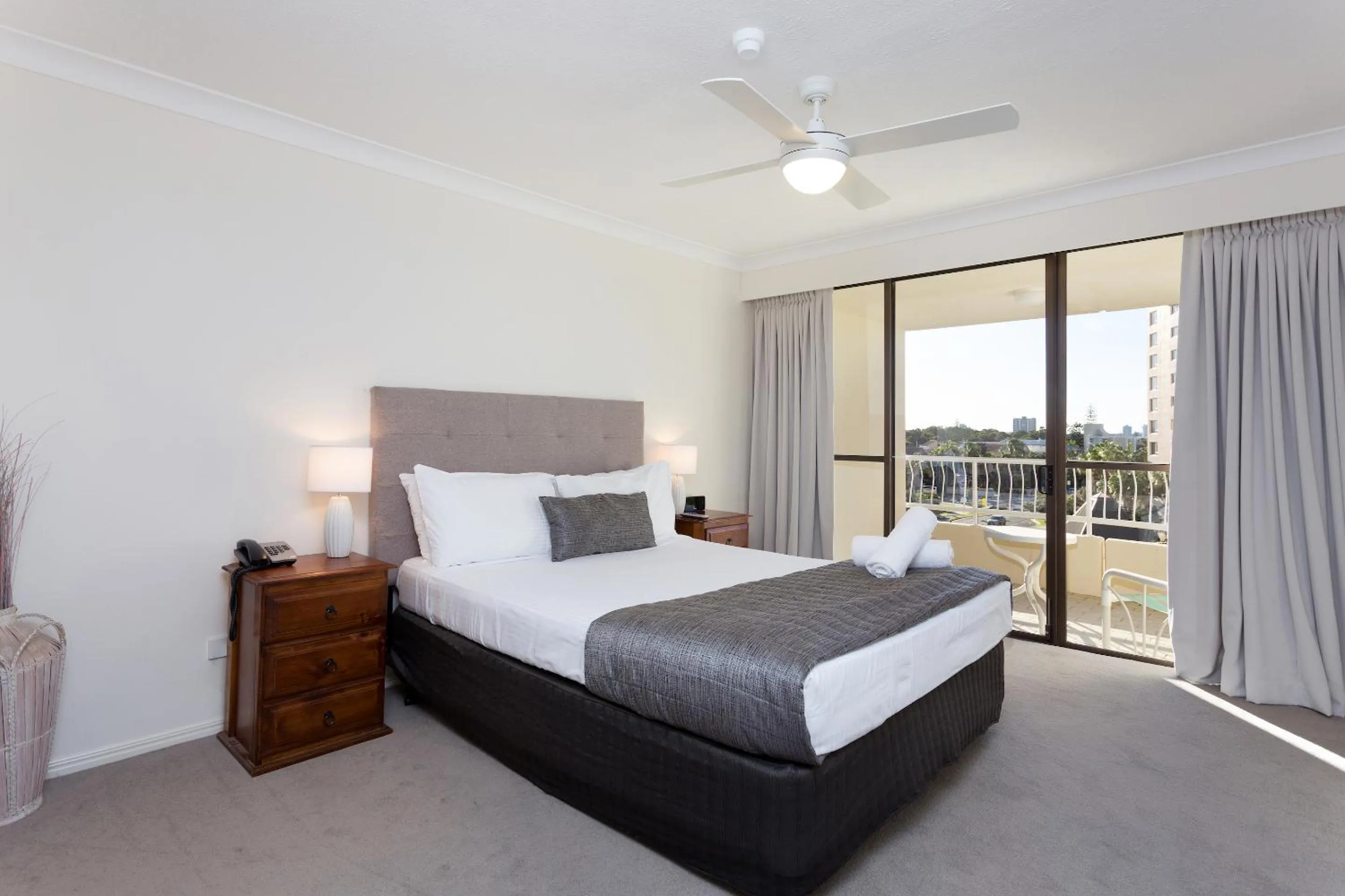 Balcony/Terrace, Bed in Capricornia Apartments