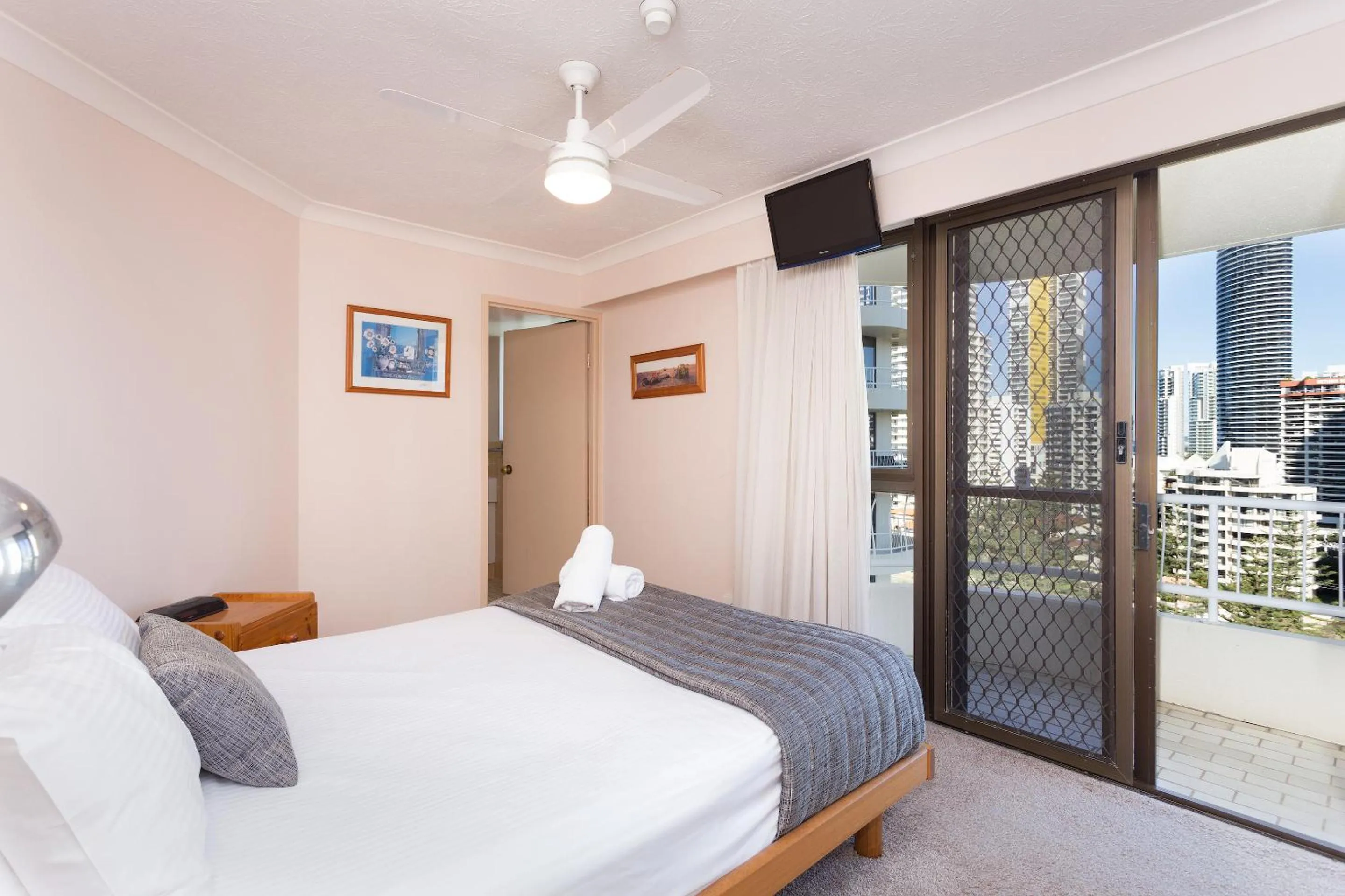 Bathroom, Bed in Capricornia Apartments
