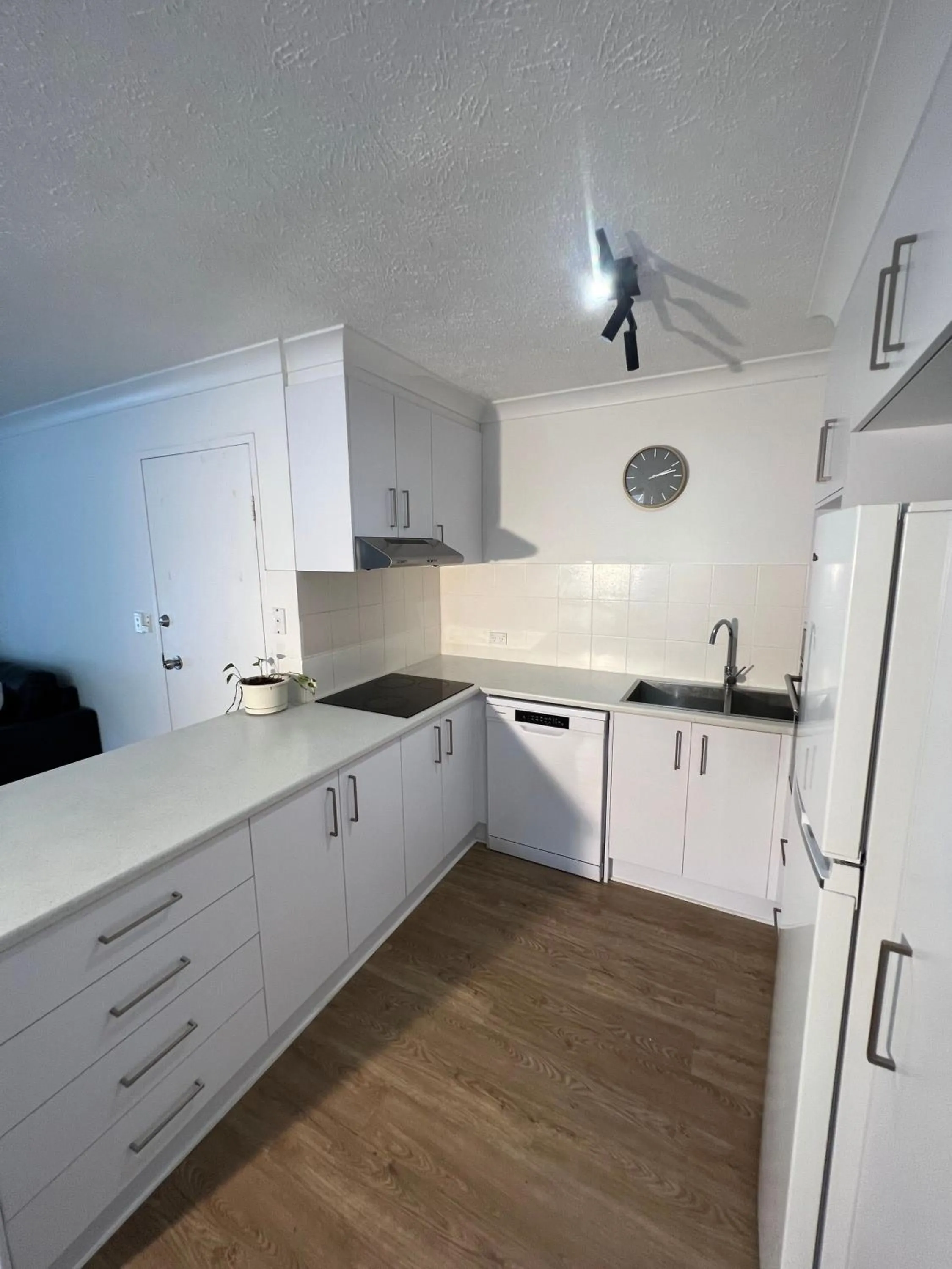 Kitchen or kitchenette in Cascade Gardens Apartments