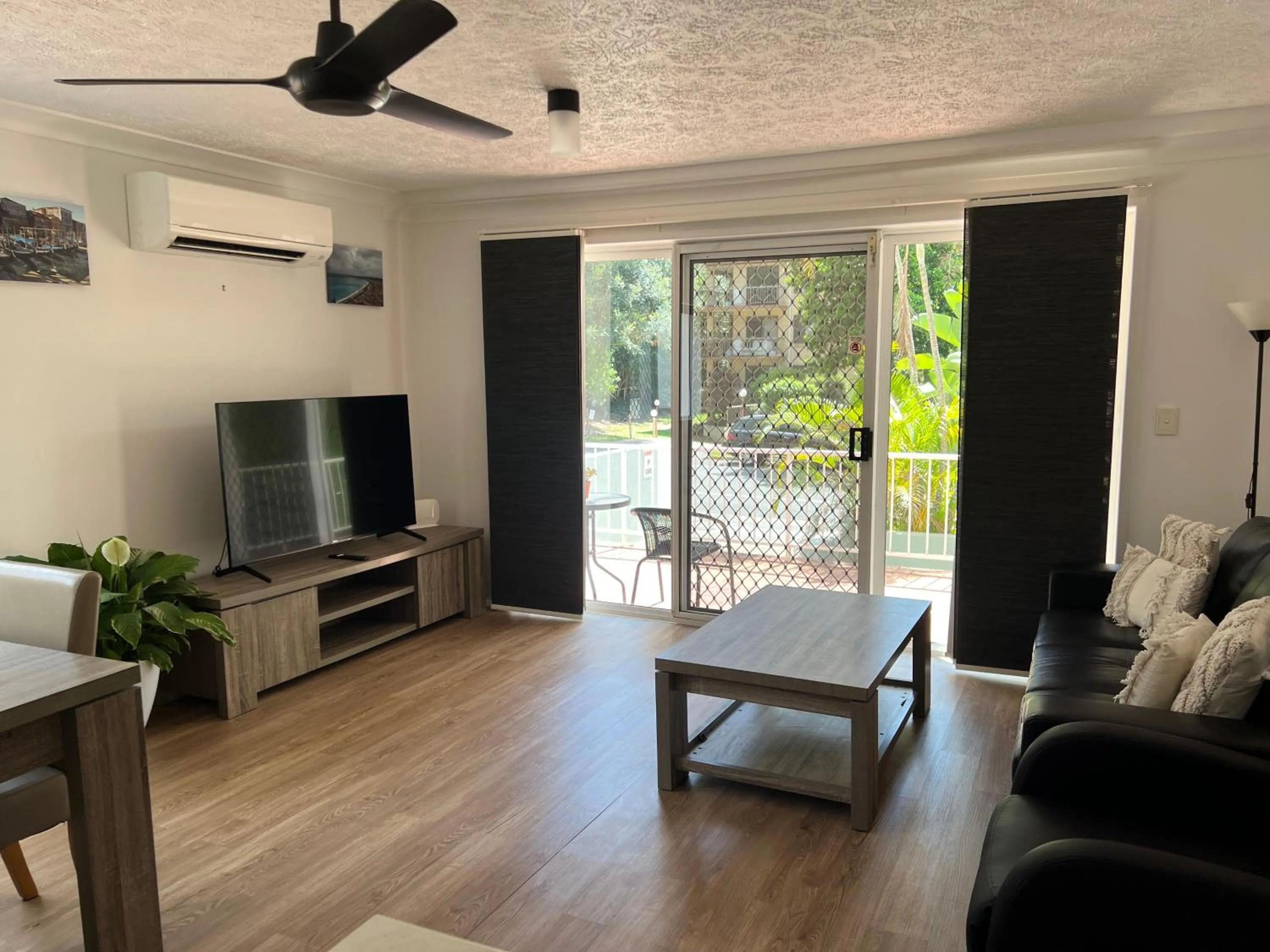 Living room in Cascade Gardens Apartments