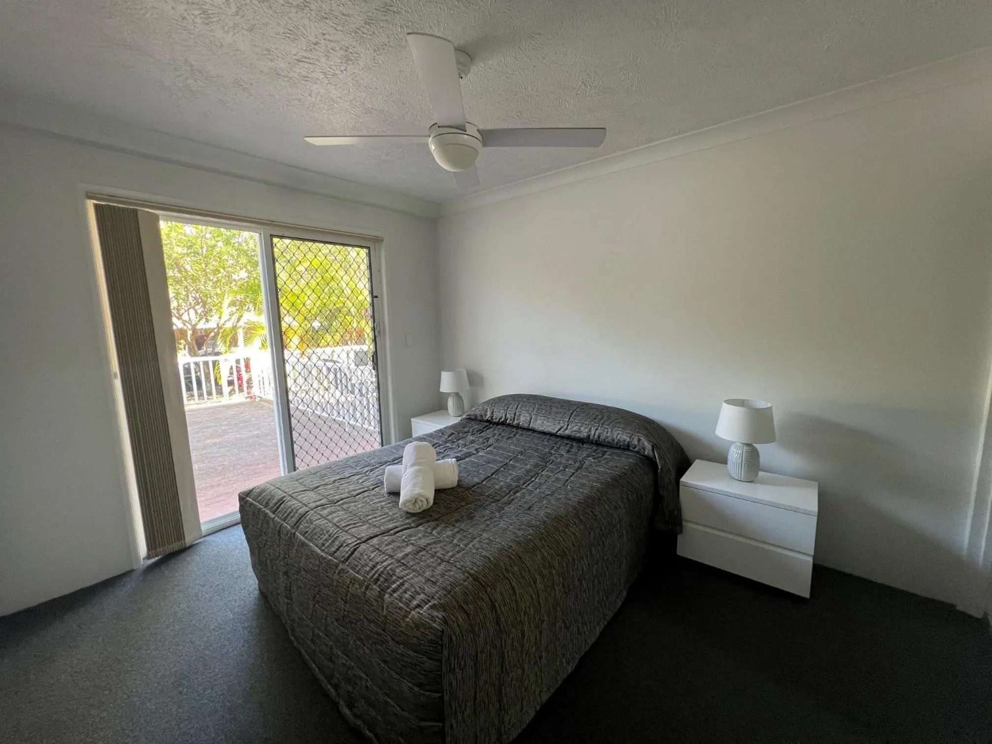 Bedroom, Bed in Cascade Gardens Apartments