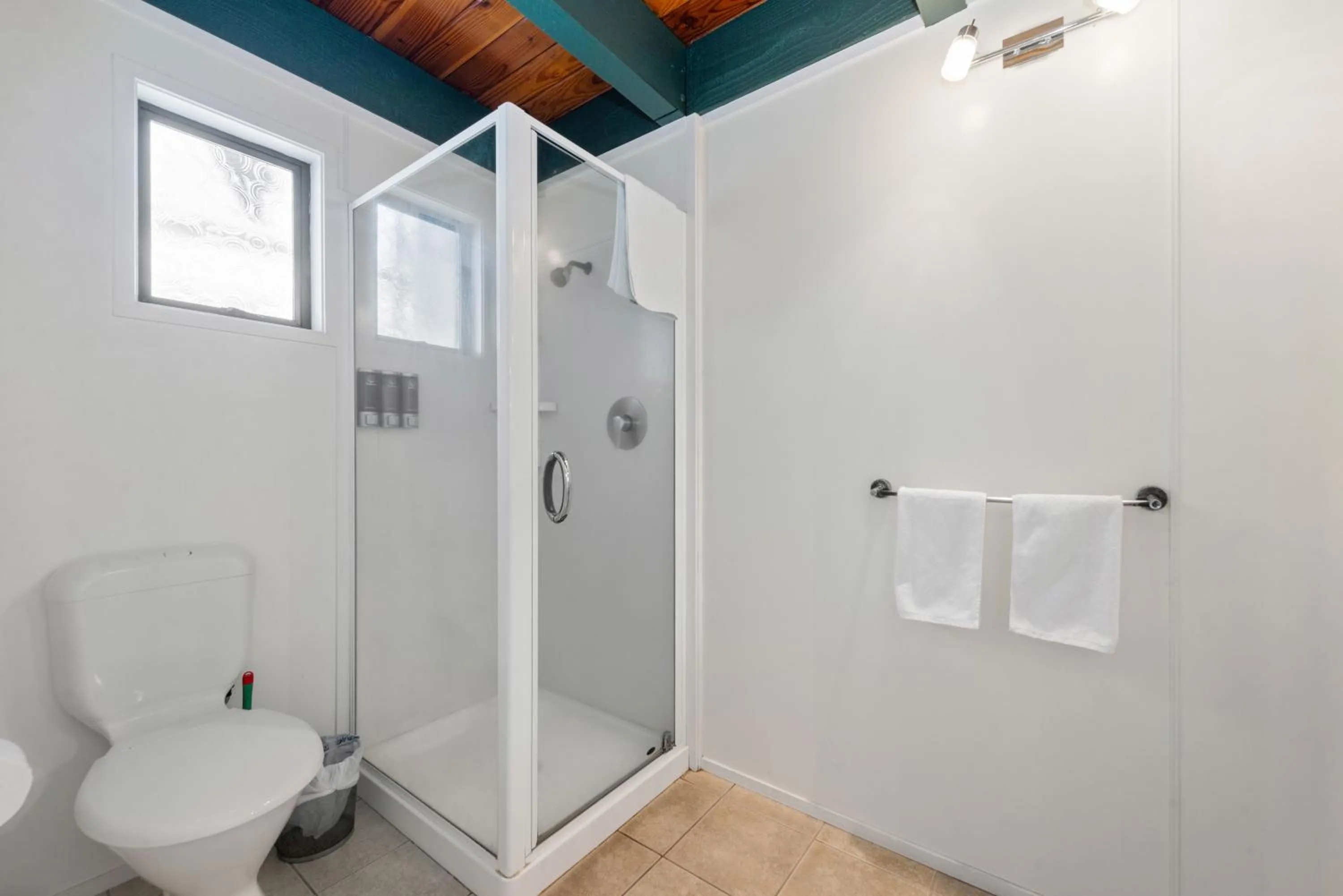 Shower in Wylie Court Motor Lodge