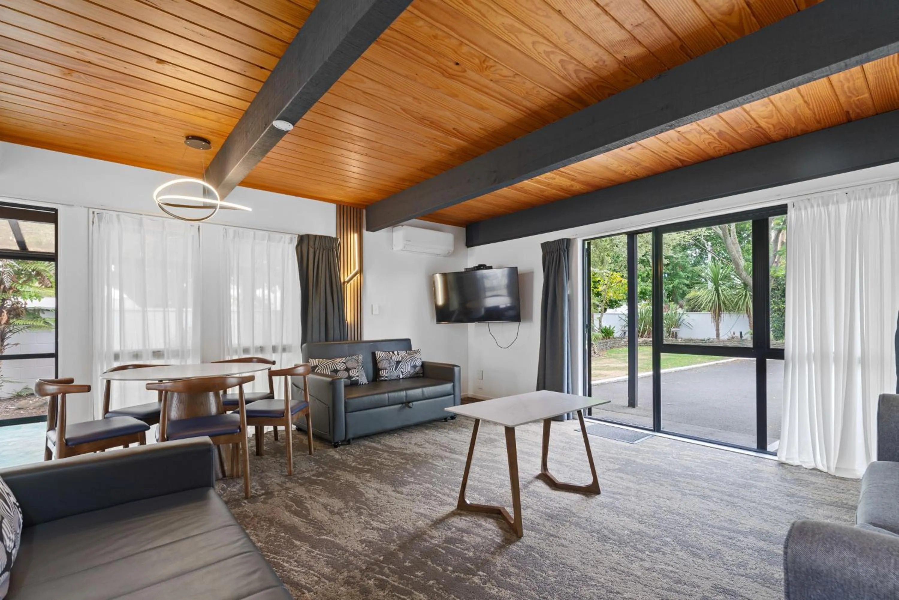 TV and multimedia in Wylie Court Motor Lodge