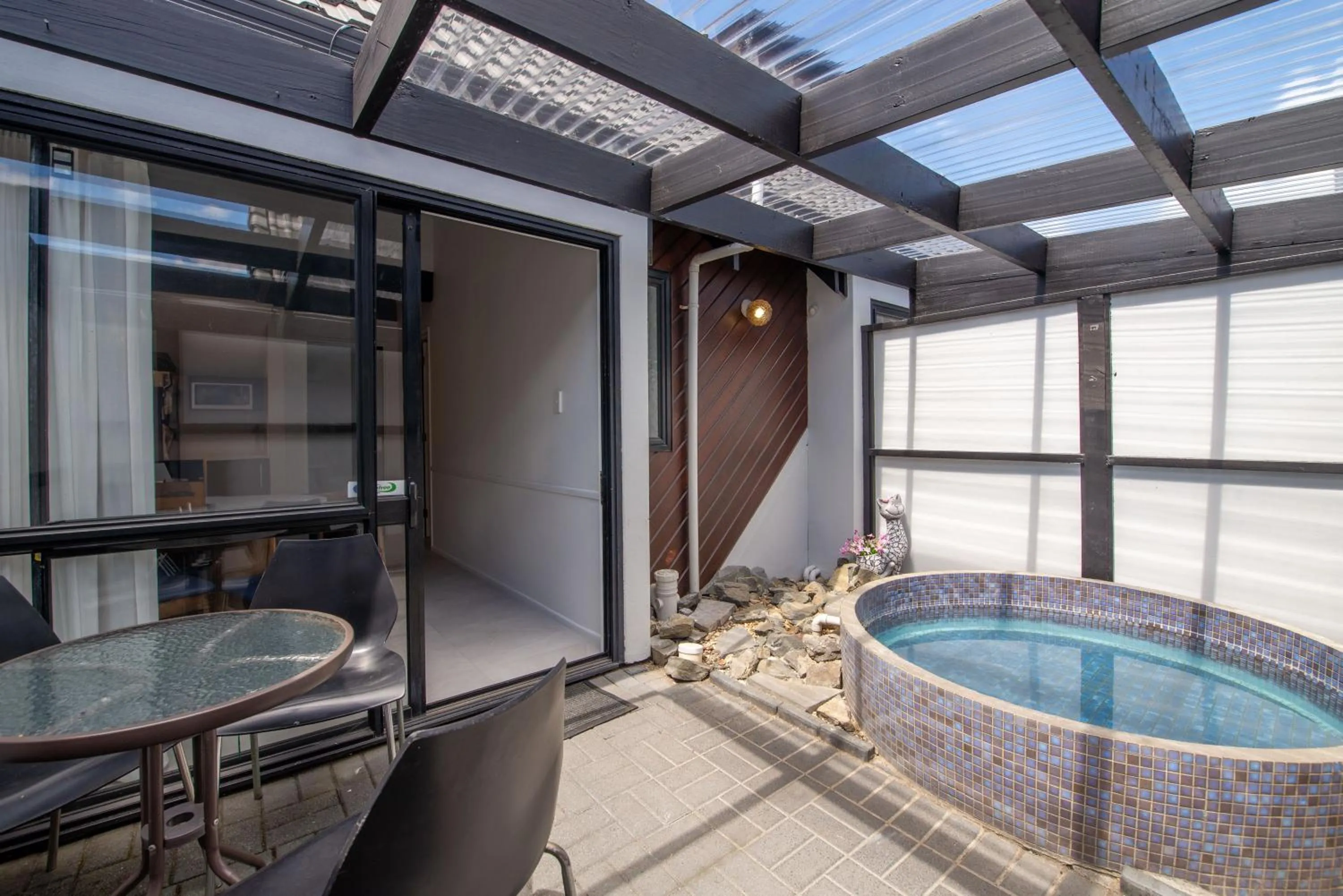 Hot Tub in Wylie Court Motor Lodge