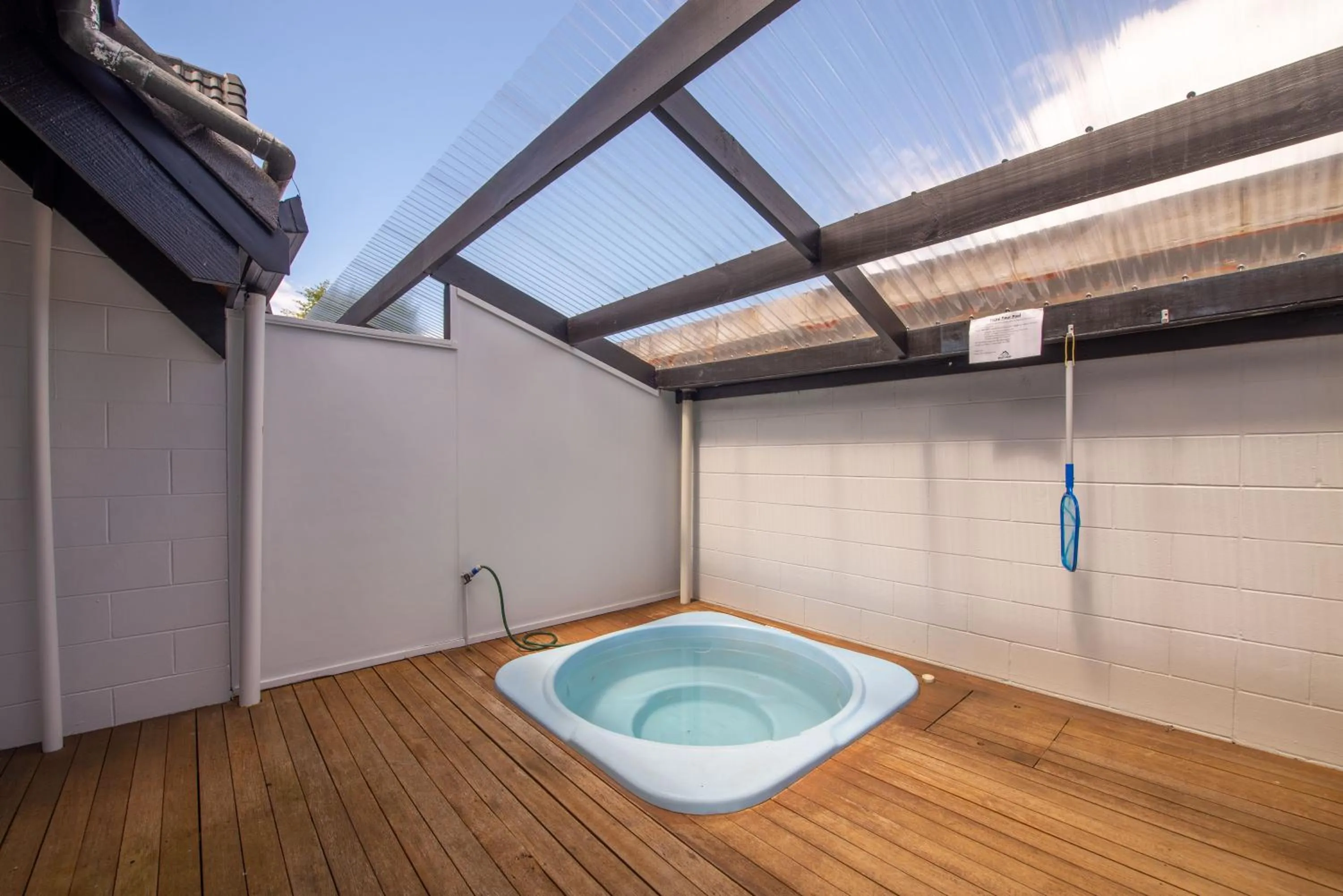 Hot Tub in Wylie Court Motor Lodge