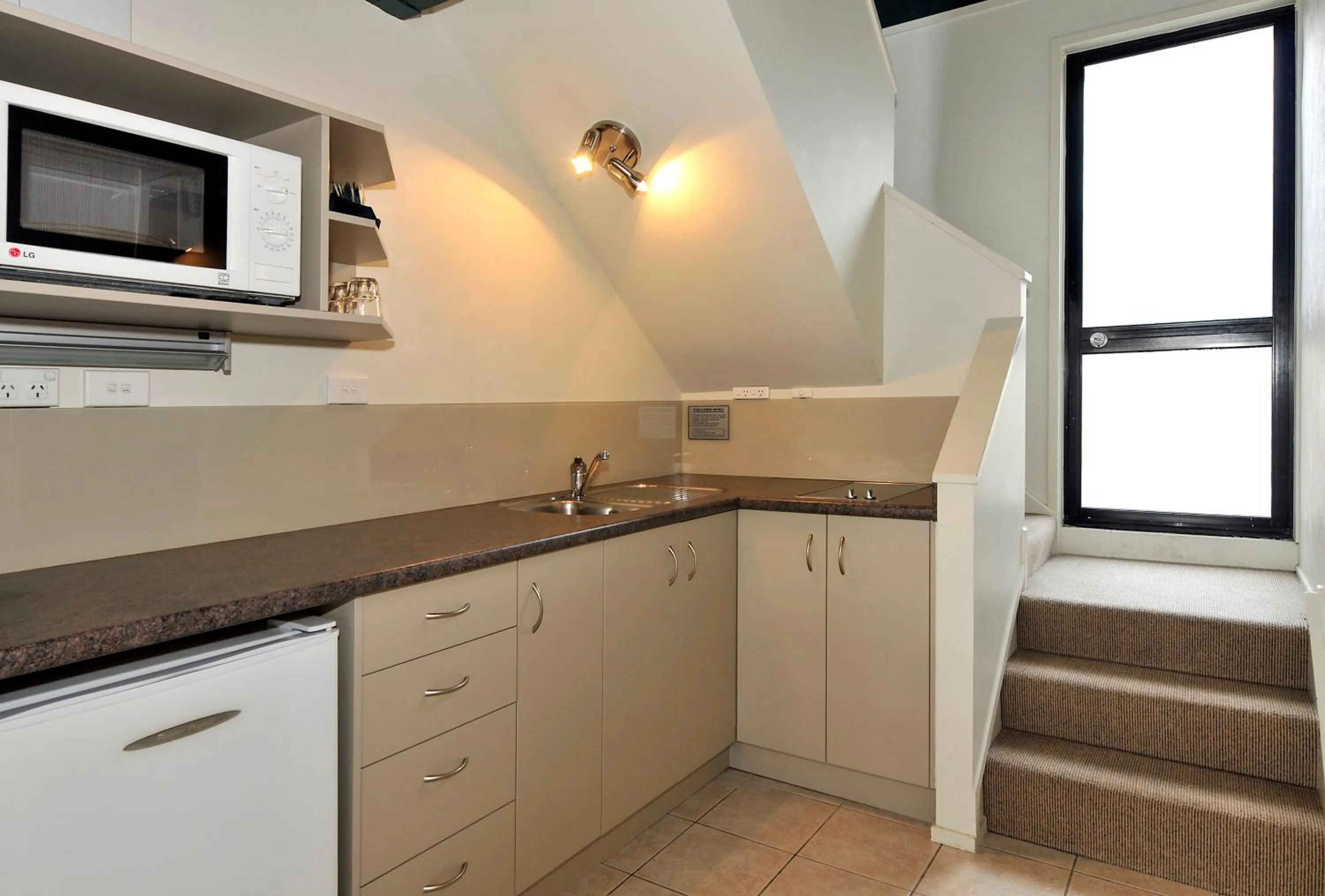 Queen Studio with Heated Plunge Pool in Wylie Court Motor Lodge