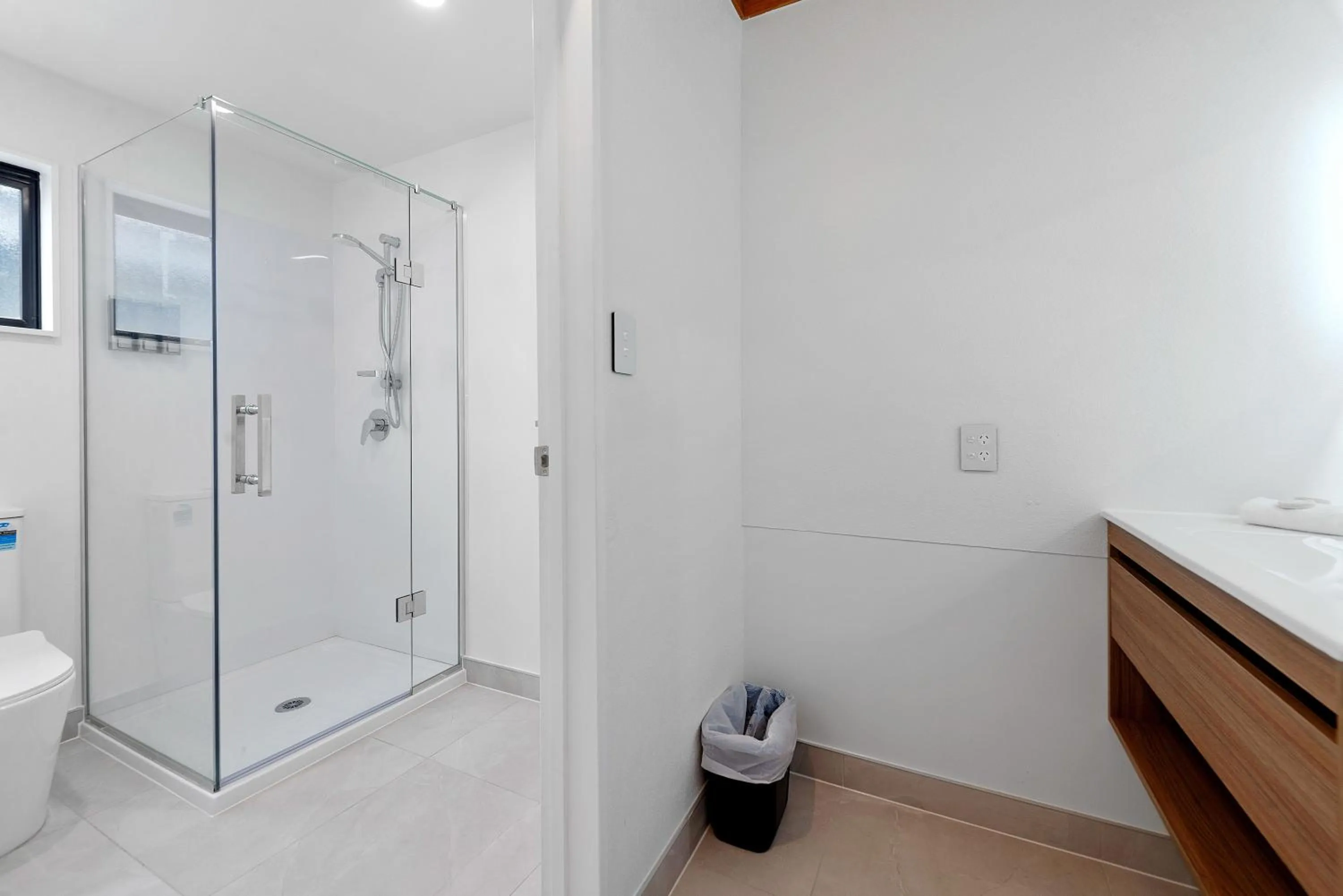 Shower in Wylie Court Motor Lodge