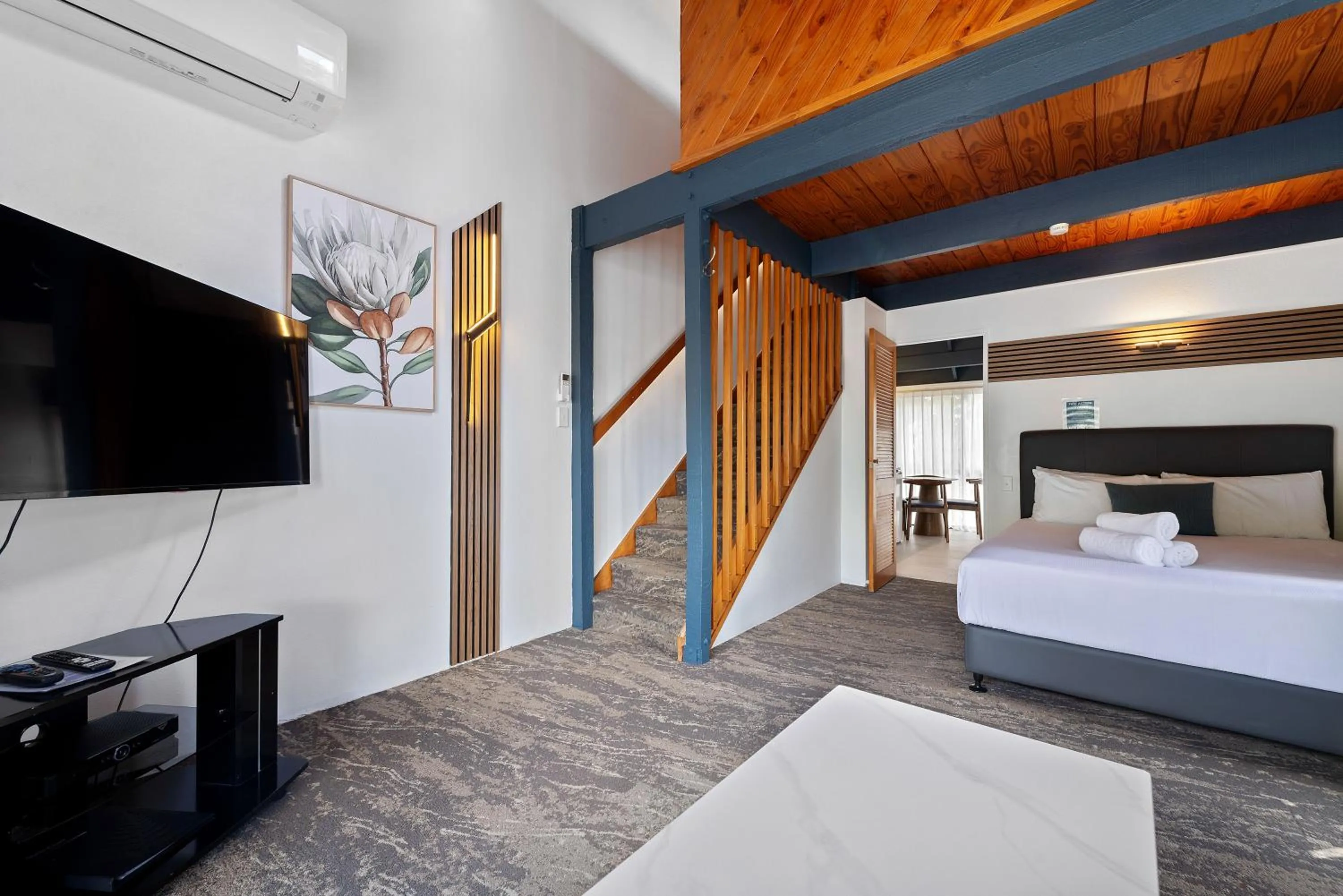 Communal lounge/ TV room, Bed in Wylie Court Motor Lodge