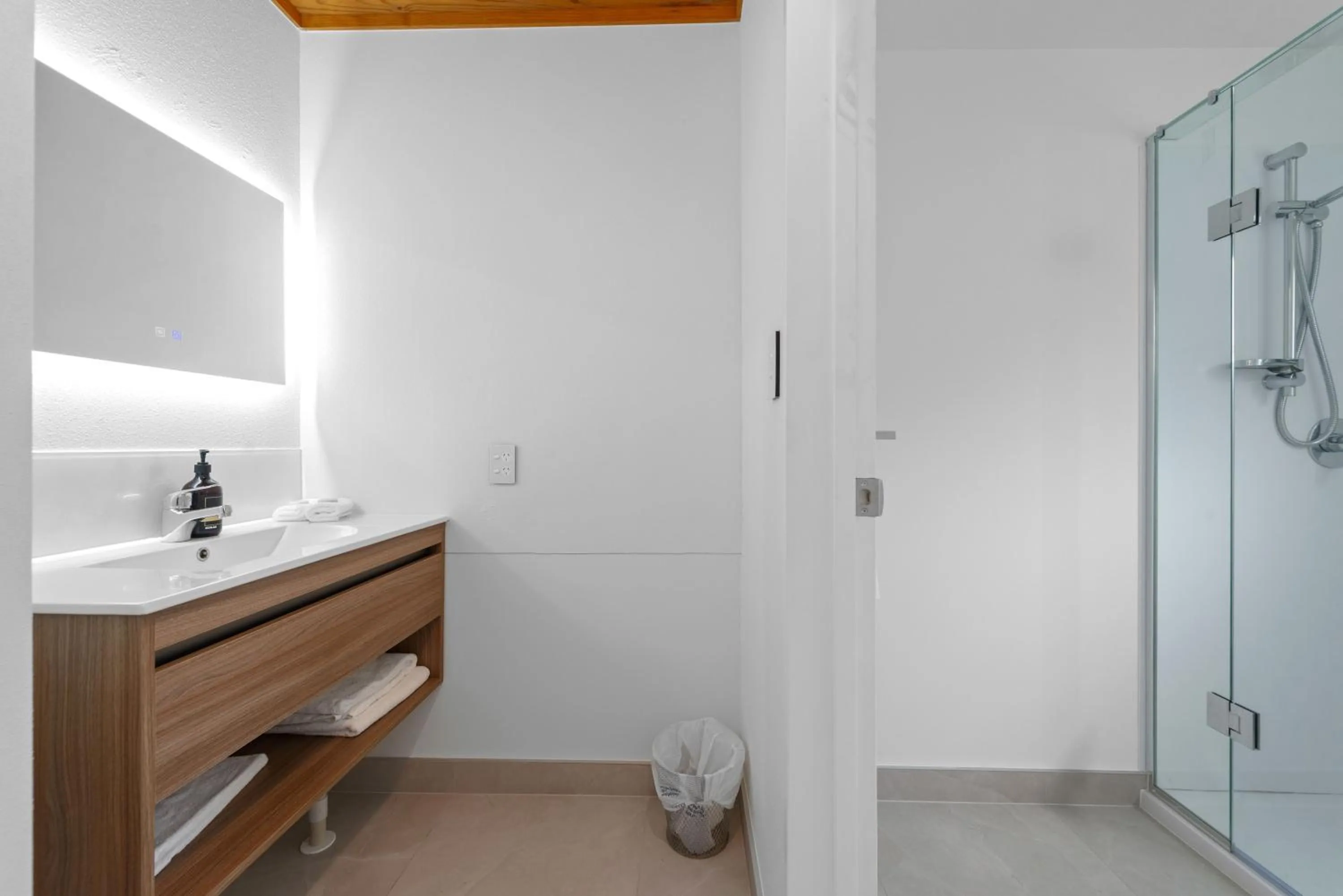 Shower in Wylie Court Motor Lodge