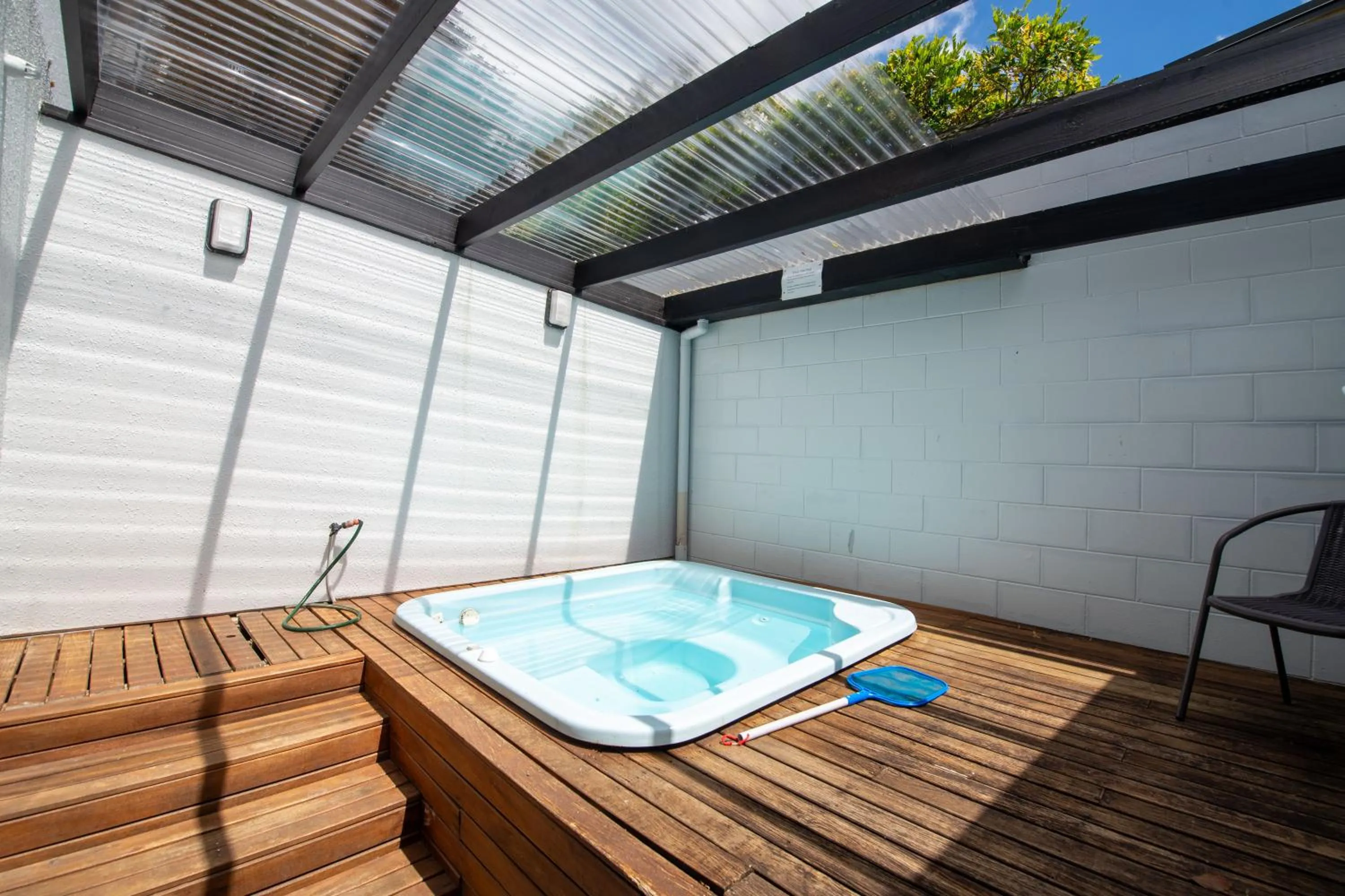 Hot Tub in Wylie Court Motor Lodge