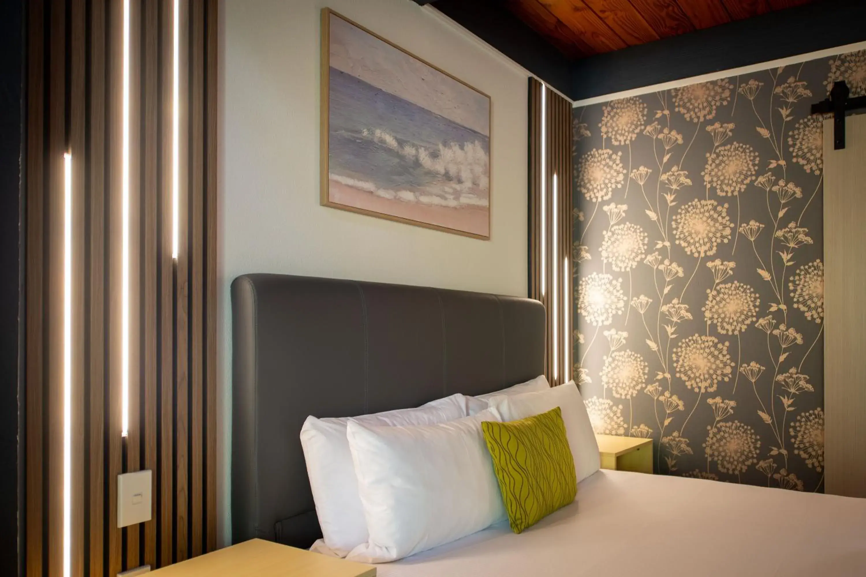 Family Apartment with Heated Plunge Pool in Wylie Court Motor Lodge Family Apartment with Heated Plunge Pool in Wylie Court Motor Lodge