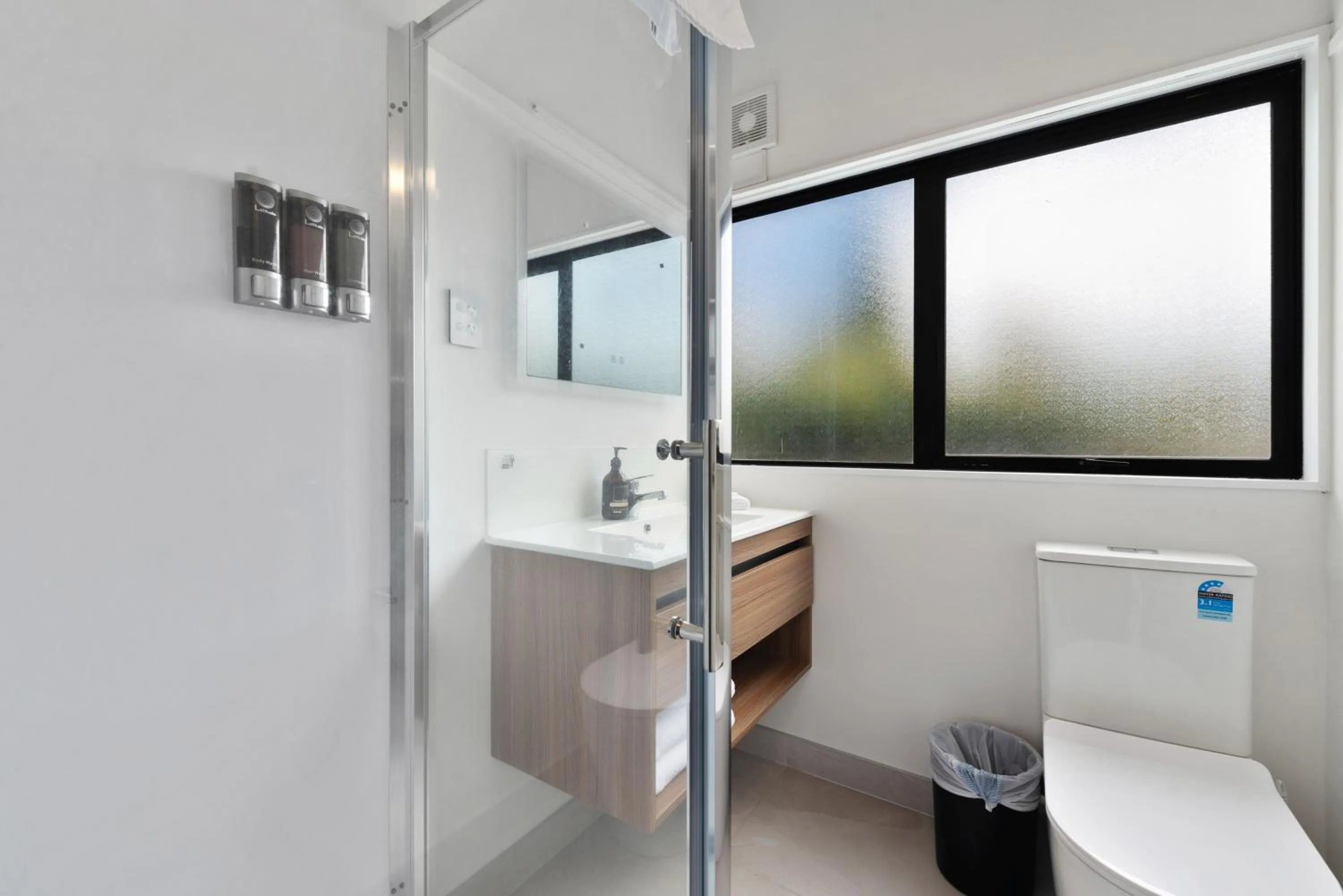 Shower in Wylie Court Motor Lodge