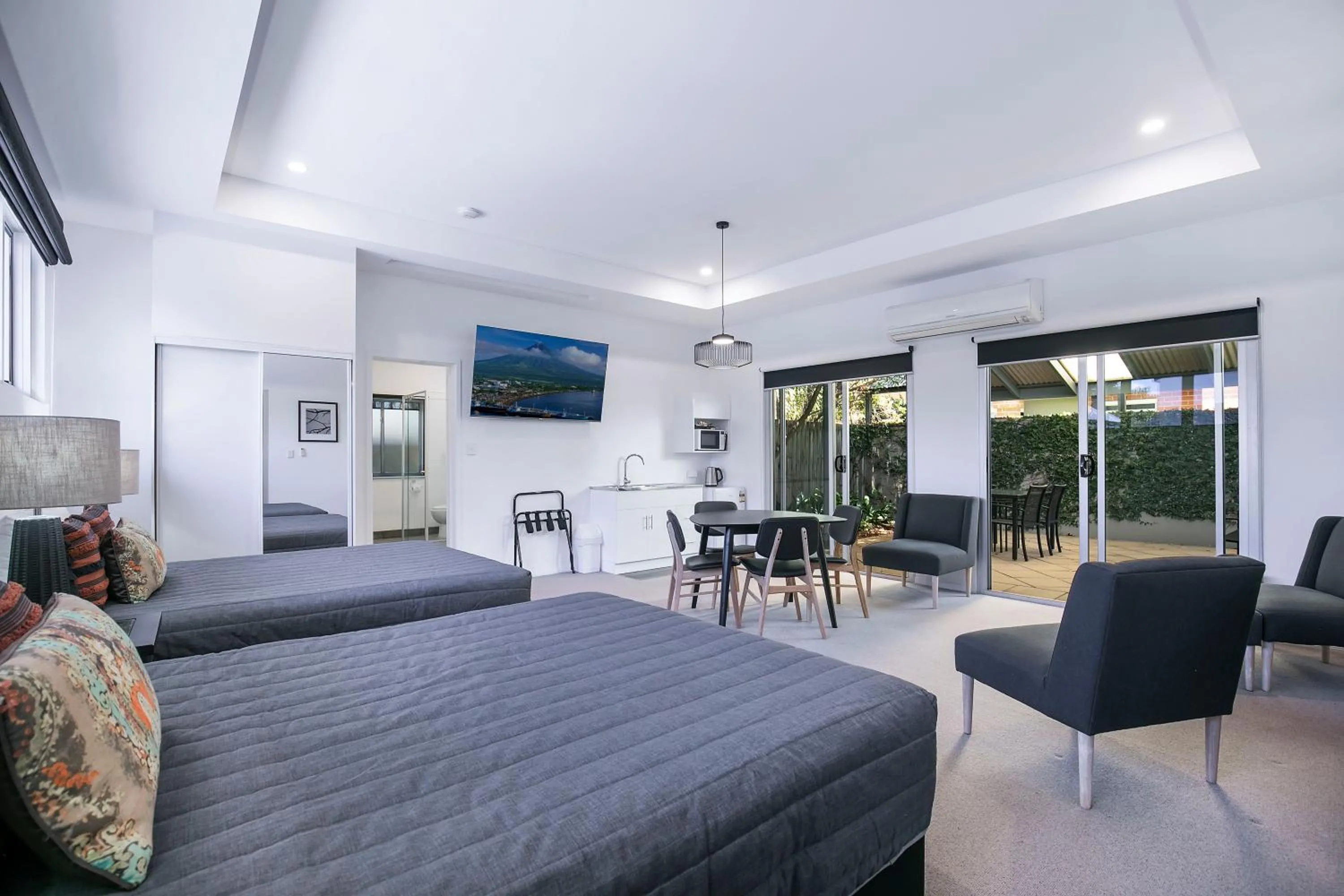 Bed in Comfort Inn & Apartments Northgate Airport