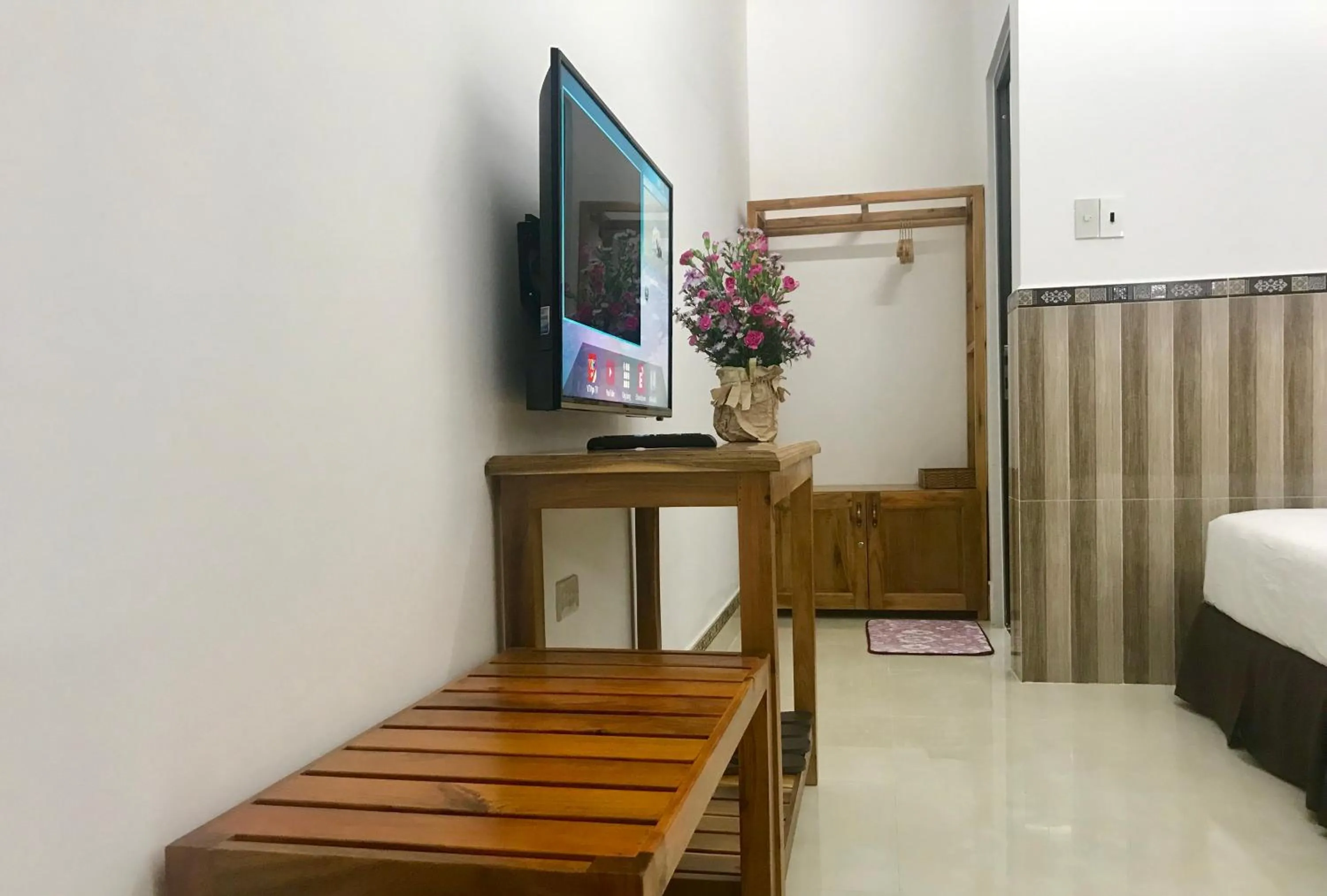 Bedroom, Bed in Canary Bungalow