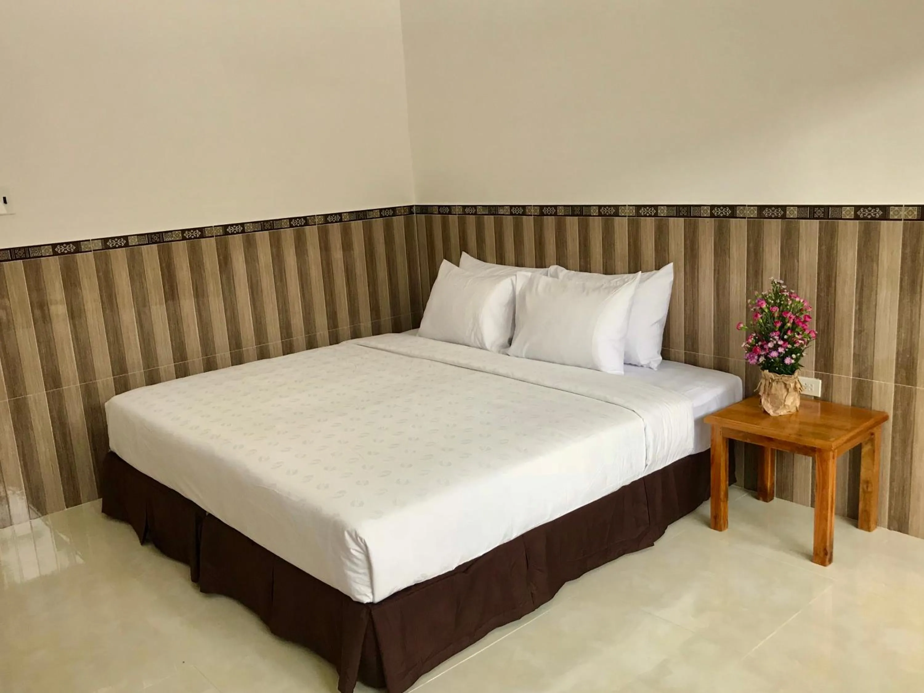 Bedroom, Bed in Canary Bungalow