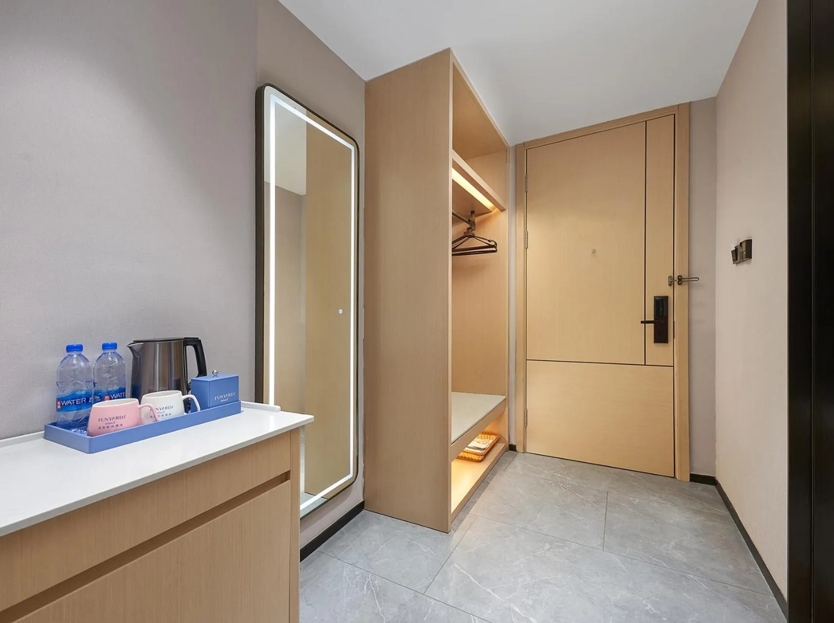 wardrobe in Fengyue Light Shang Hotel Guangzhou Baiyun Airport Store