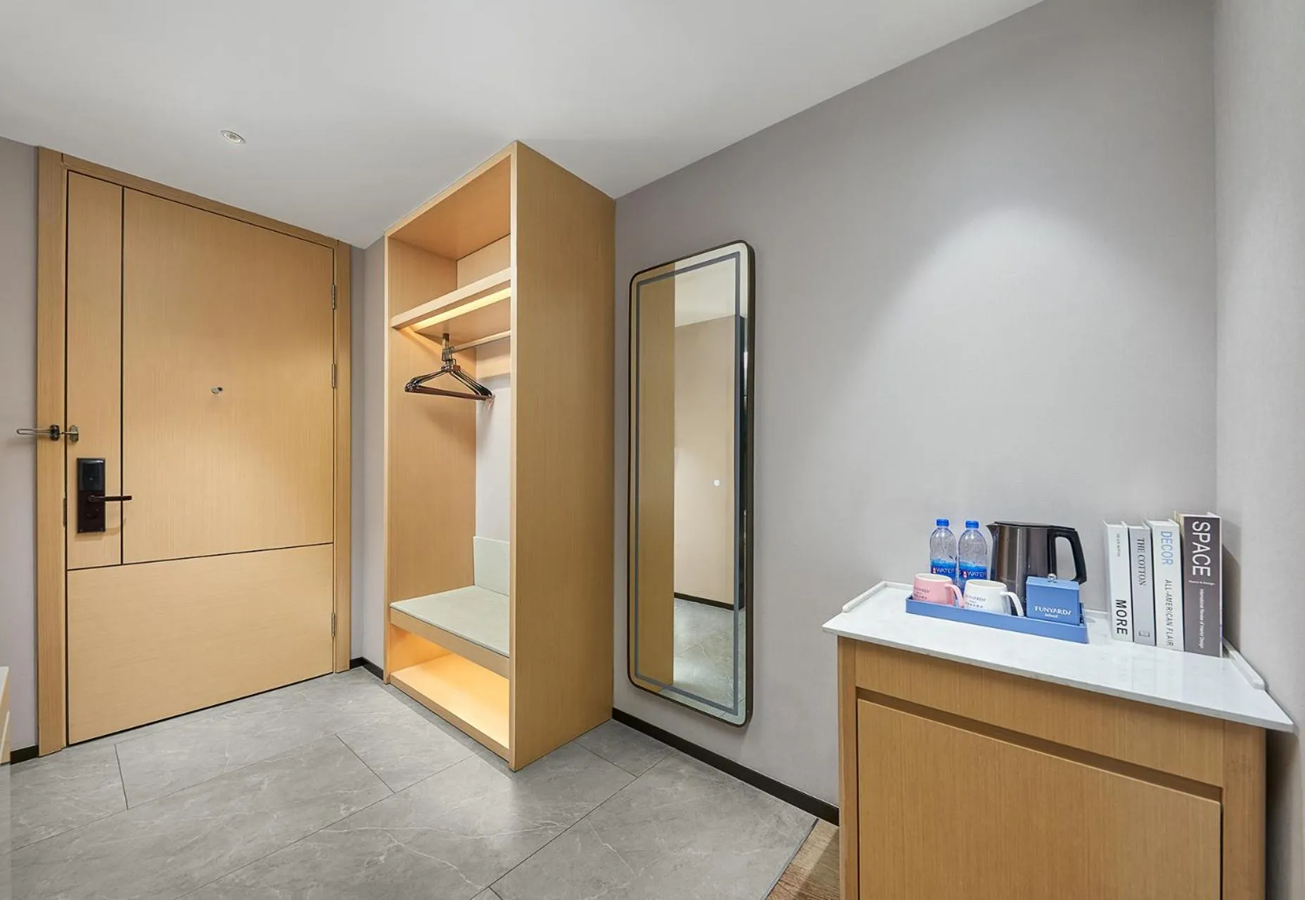 wardrobe in Fengyue Light Shang Hotel Guangzhou Baiyun Airport Store