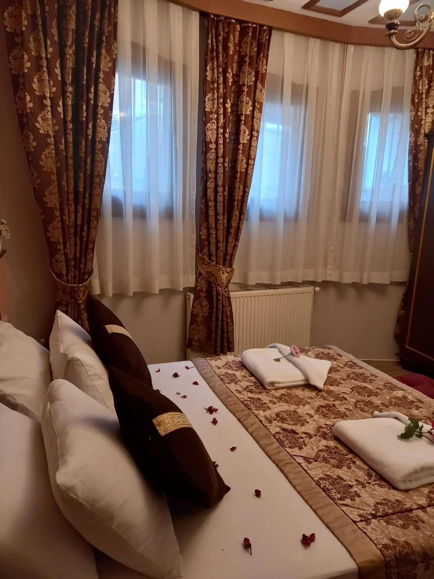 Photo of the whole room, Bed in Emirhan Hotel, Sultanahmet