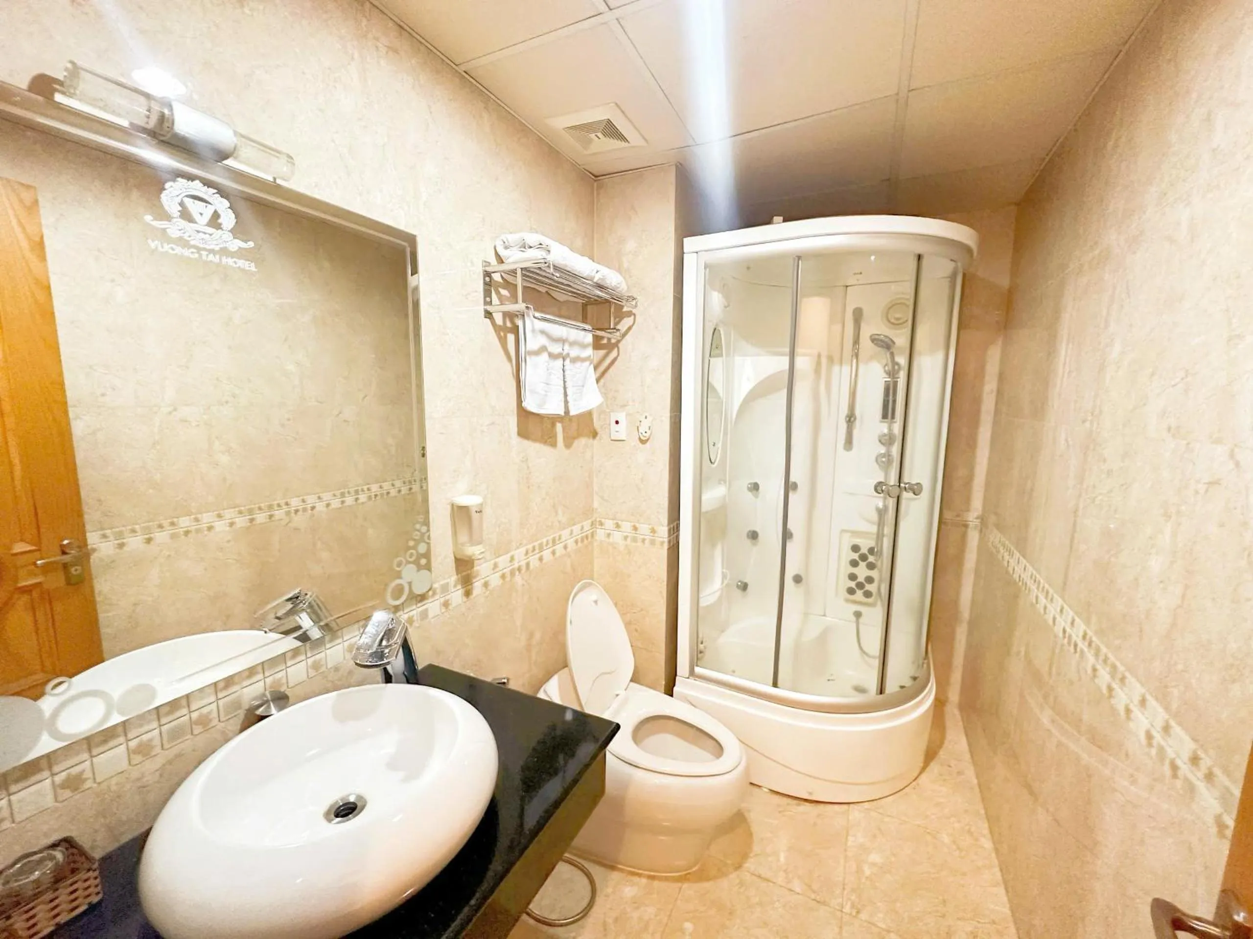 Bathroom in Vuong Tai Hotel