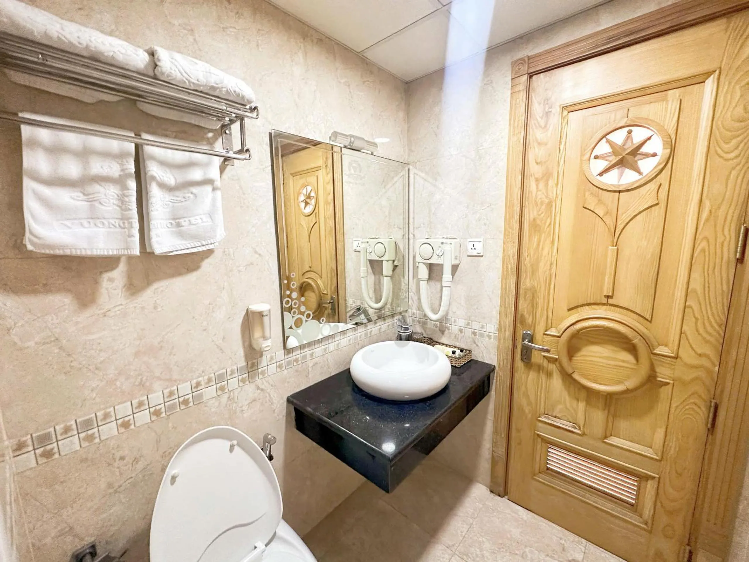 Toilet in Vuong Tai Hotel