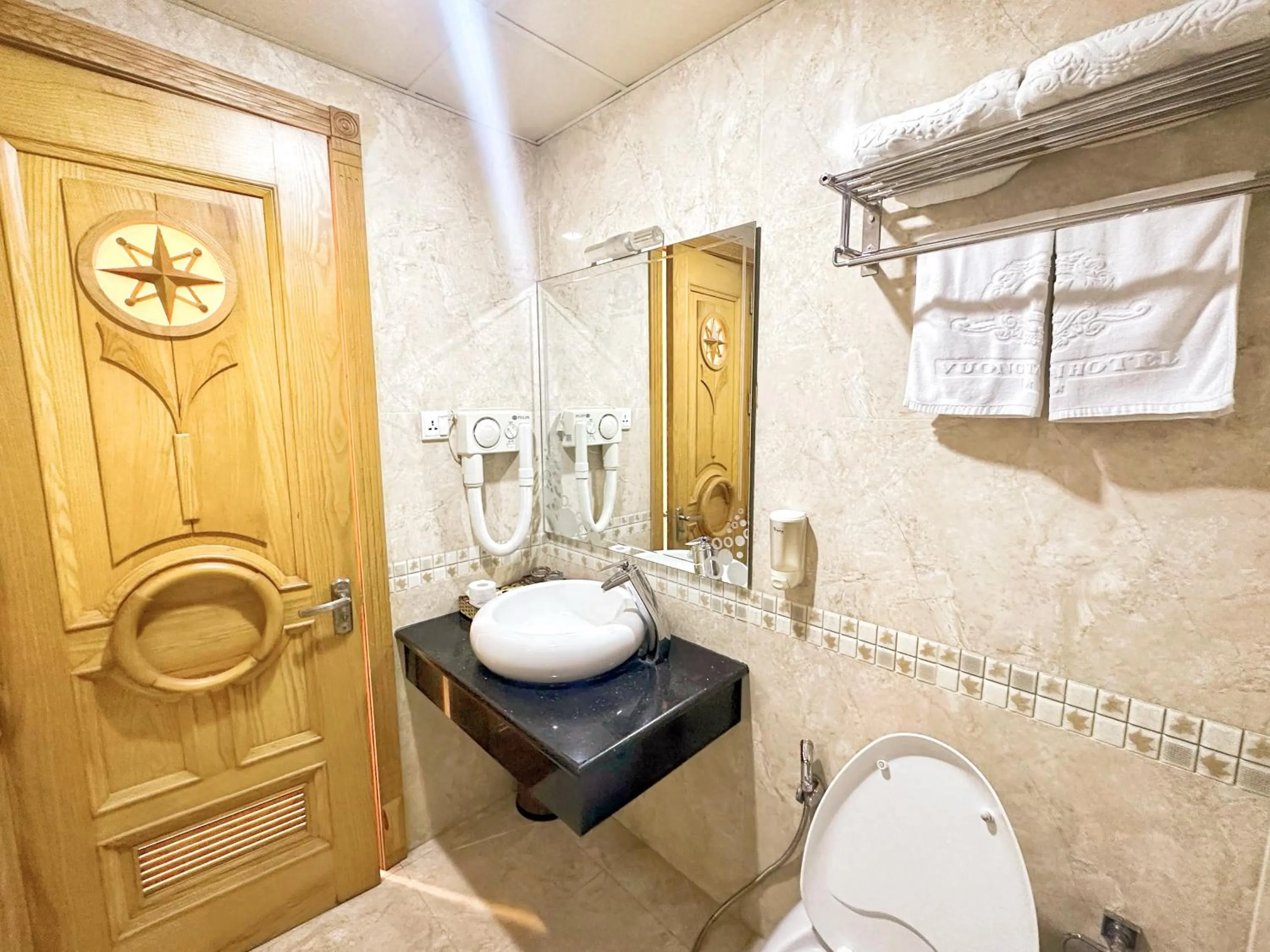 Toilet in Vuong Tai Hotel