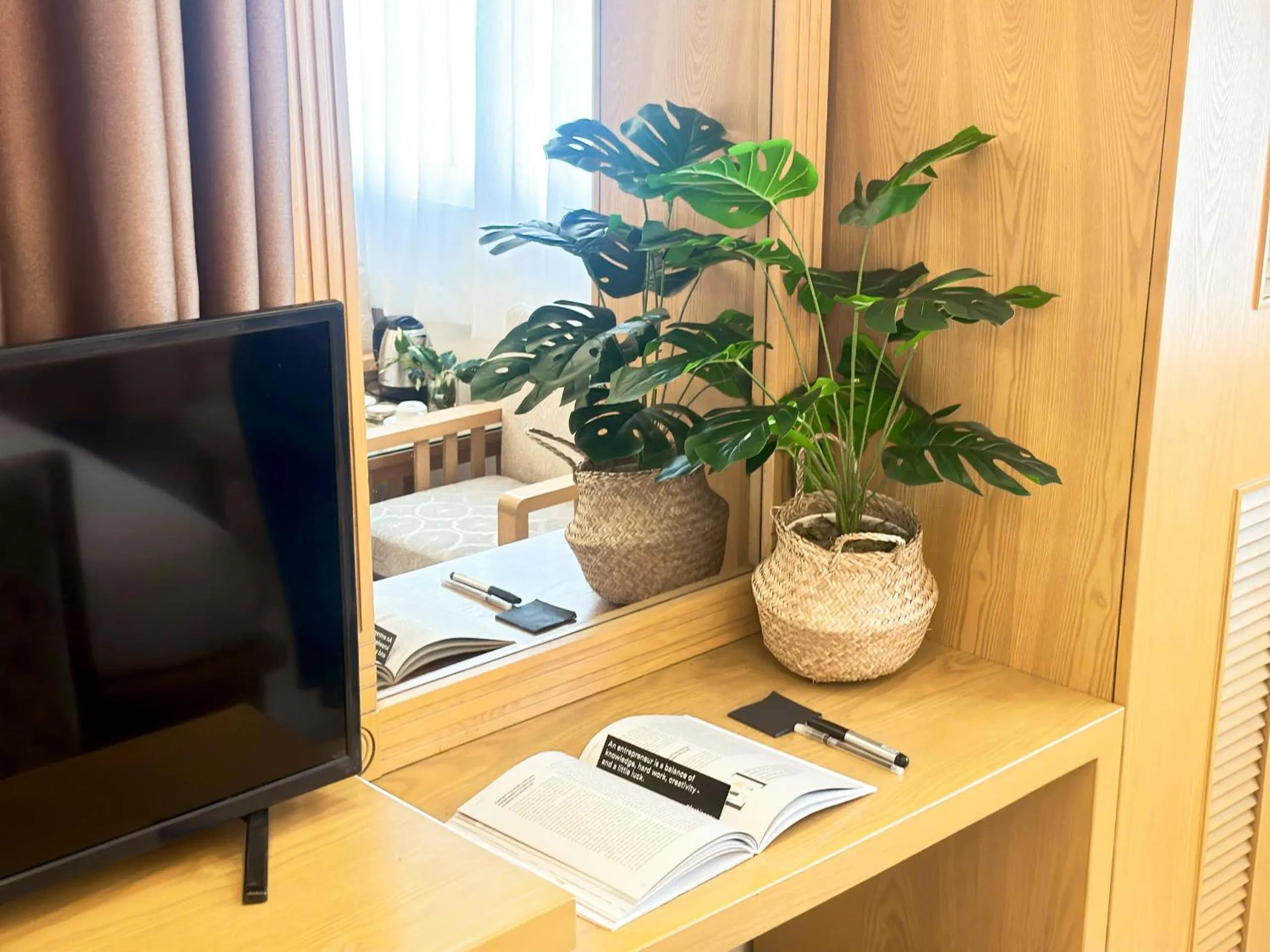 Communal lounge/ TV room in Vuong Tai Hotel