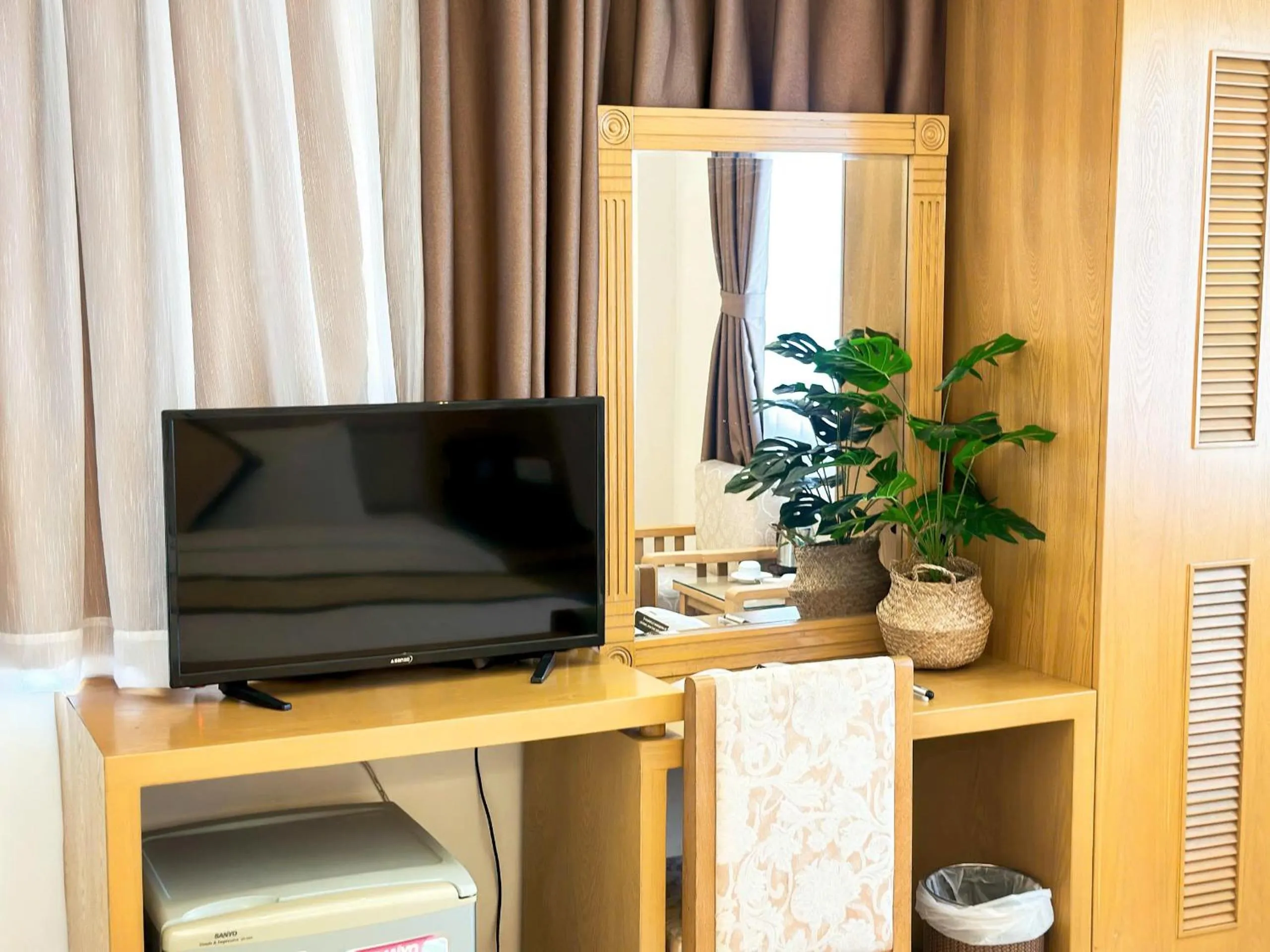 Communal lounge/ TV room in Vuong Tai Hotel