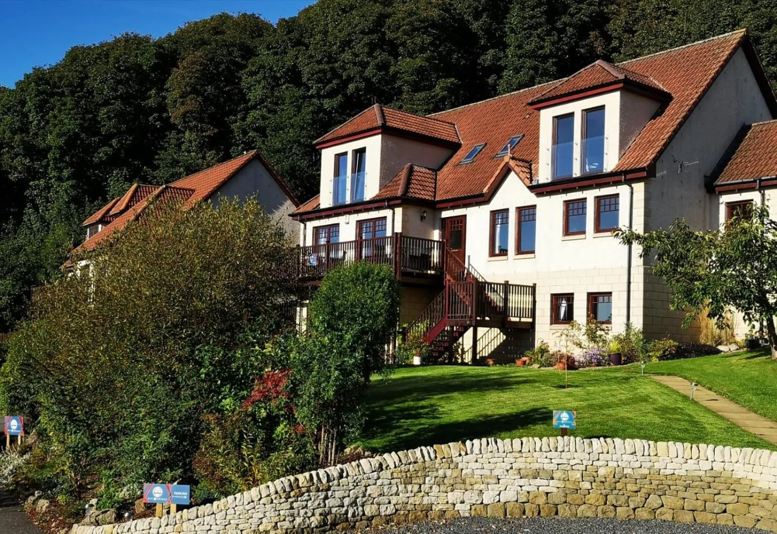 Facade/entrance in Bay and Bridge