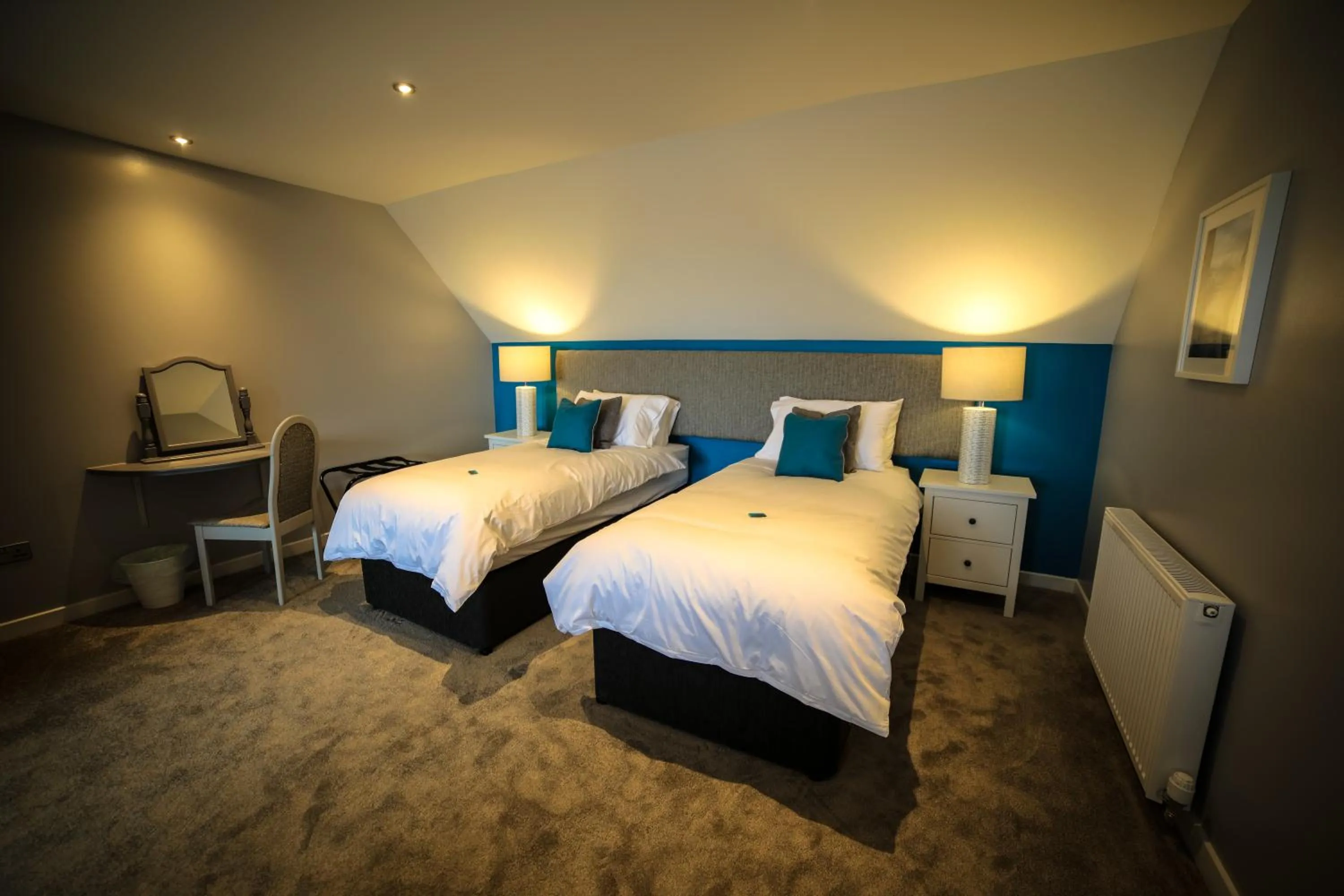 Bedroom, Bed in Bay and Bridge