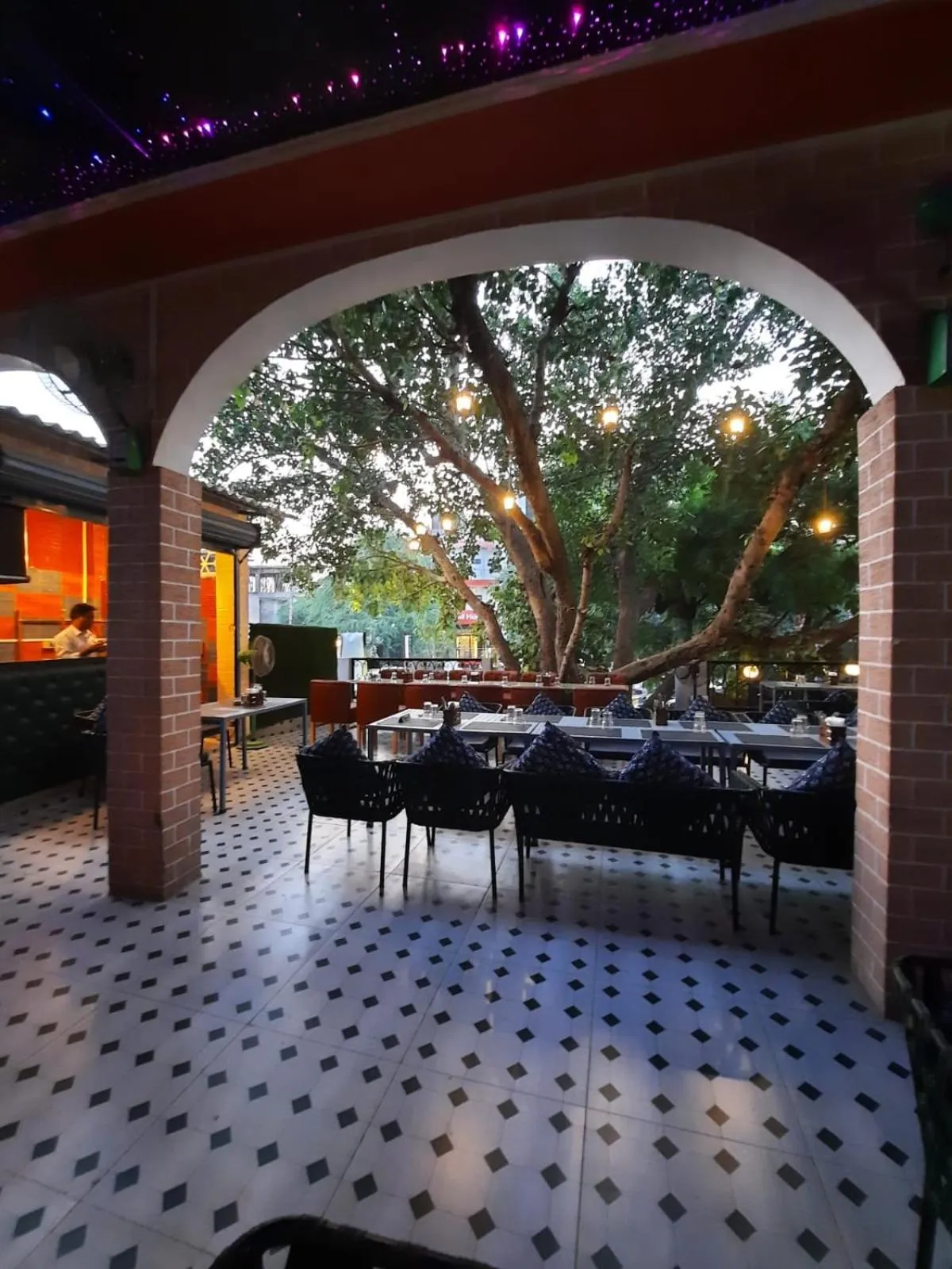 Maya Hotel & Restaurant