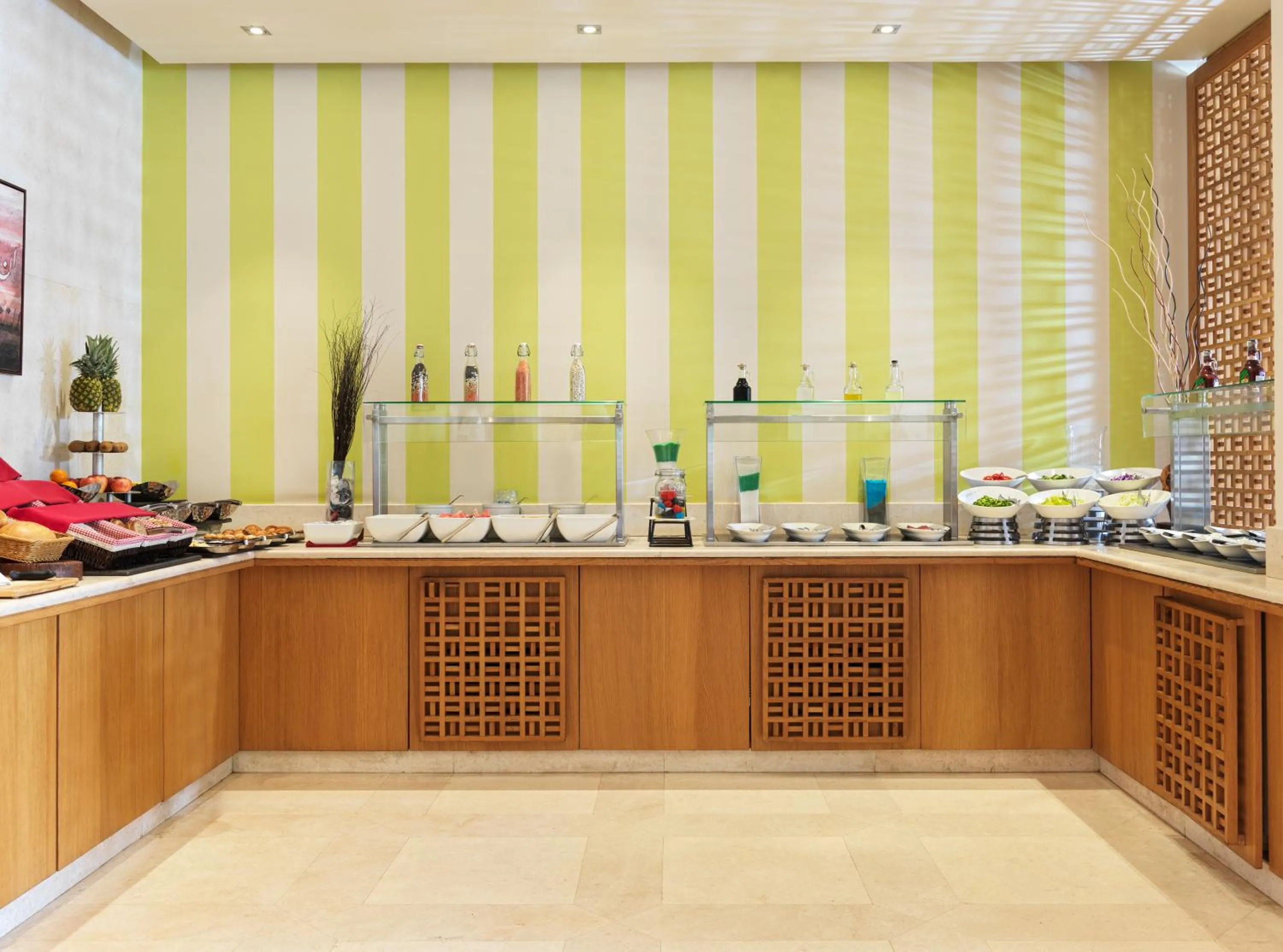 Restaurant/places to eat in Juweira Boutique Hotel Adult only