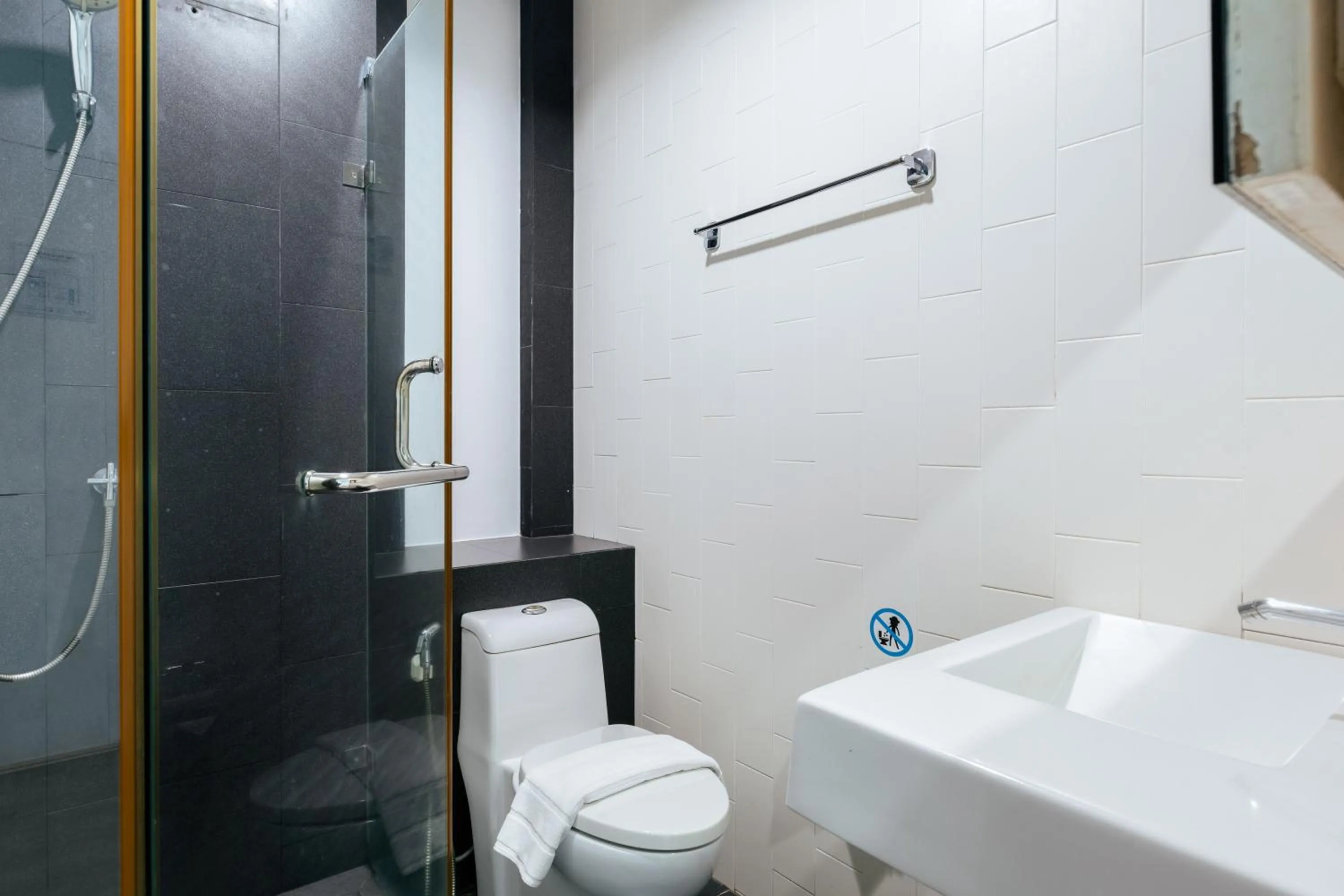 Bathroom in Blu Monkey Bed & Breakfast Phuket