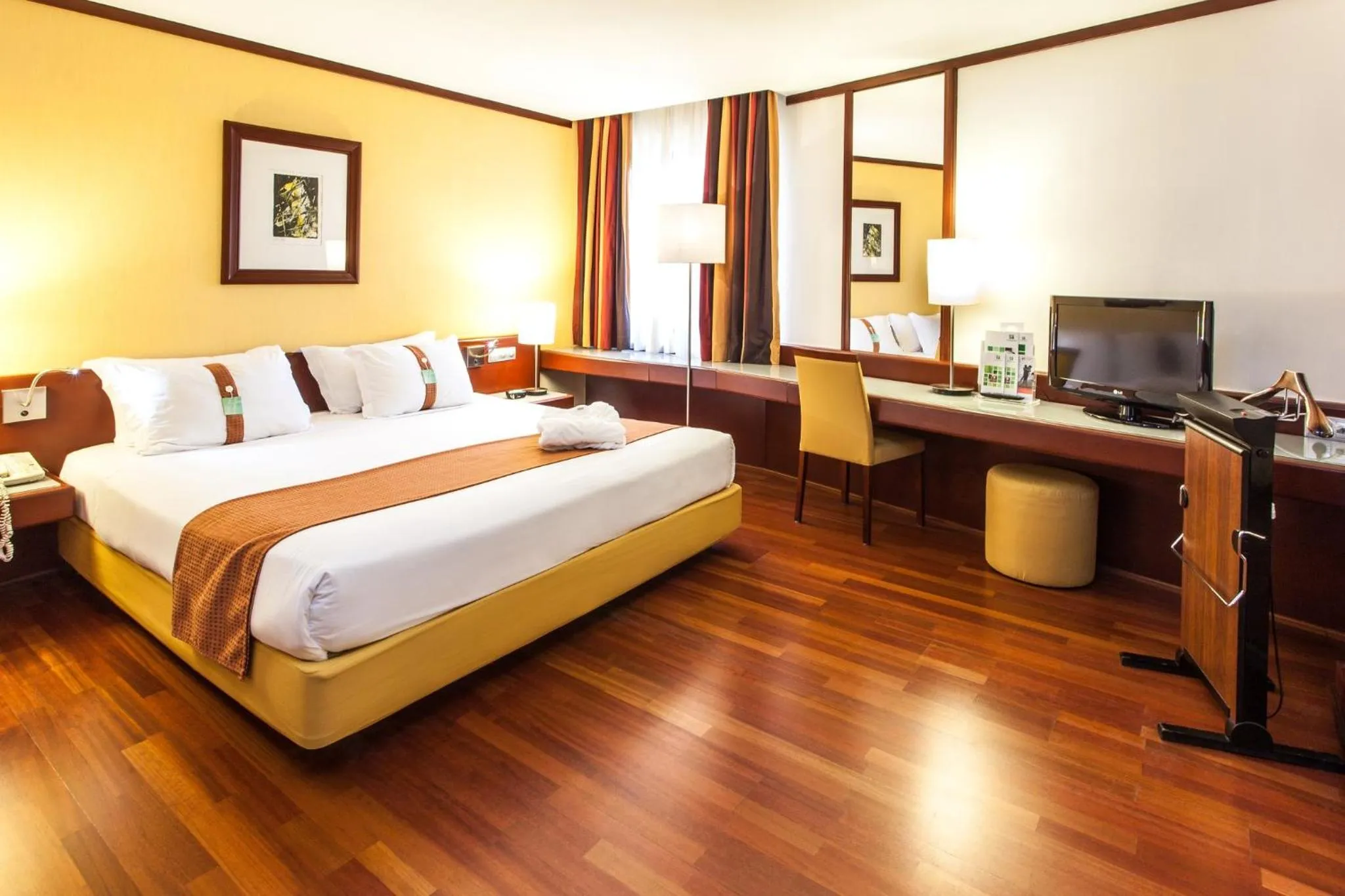 Photo of the whole room, Bed in Holiday Inn Lisbon-Continental by IHG