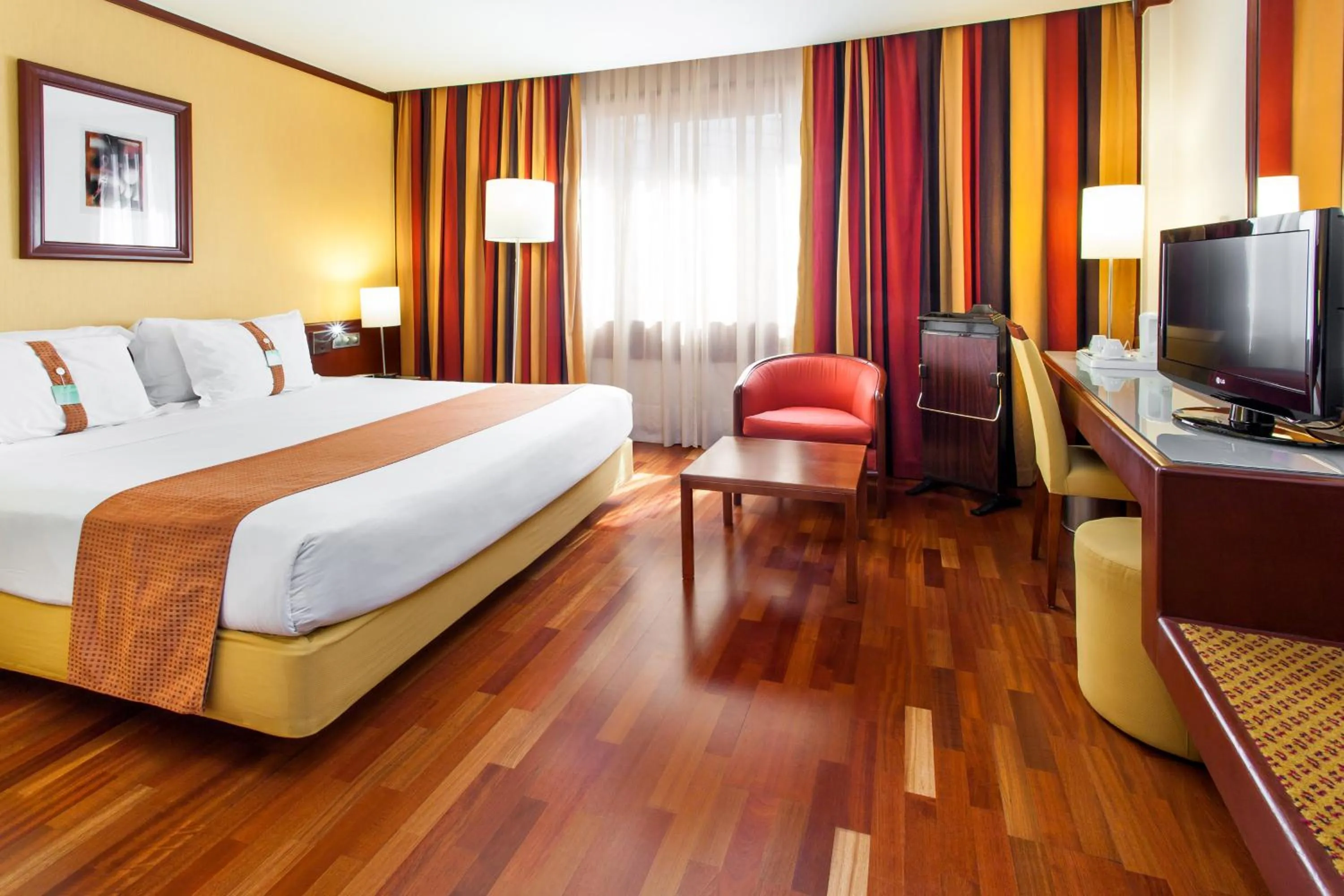 Photo of the whole room, Bed in Holiday Inn Lisbon-Continental by IHG