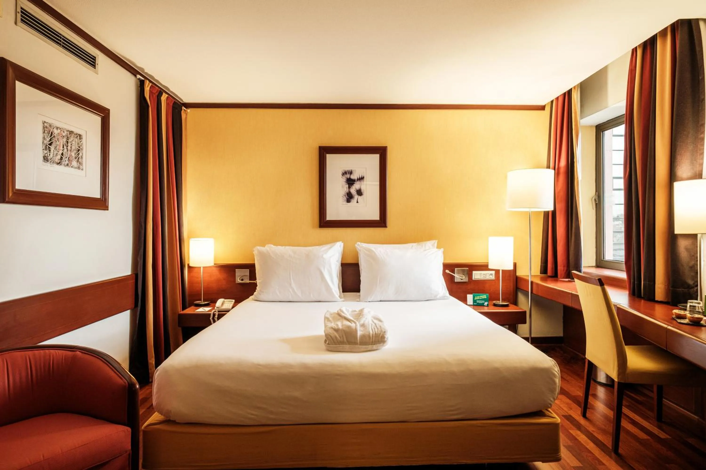 Bedroom, Bed in Holiday Inn Lisbon-Continental by IHG