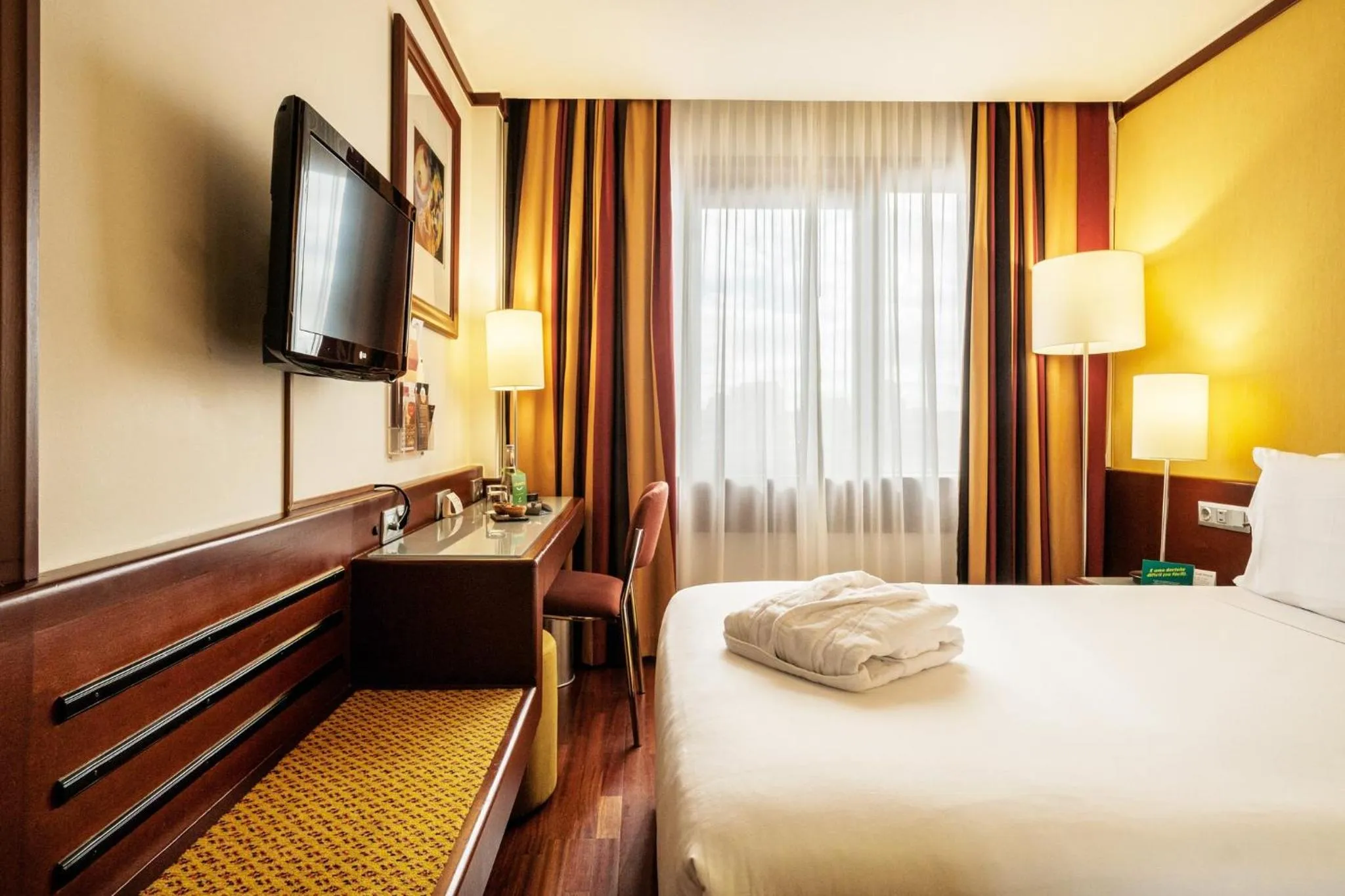 Photo of the whole room, Bed in Holiday Inn Lisbon-Continental by IHG