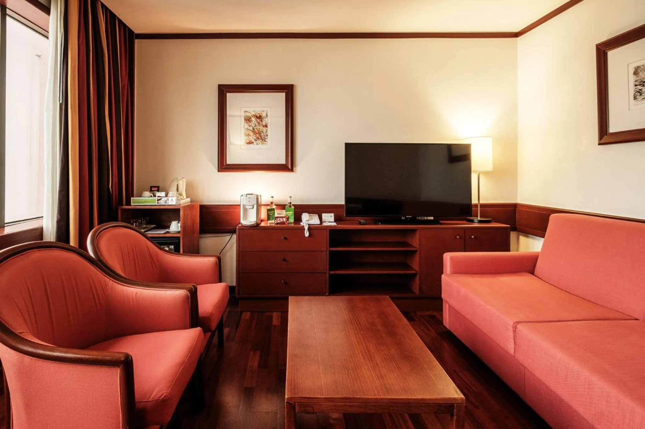 Photo of the whole room in Holiday Inn Lisbon-Continental by IHG