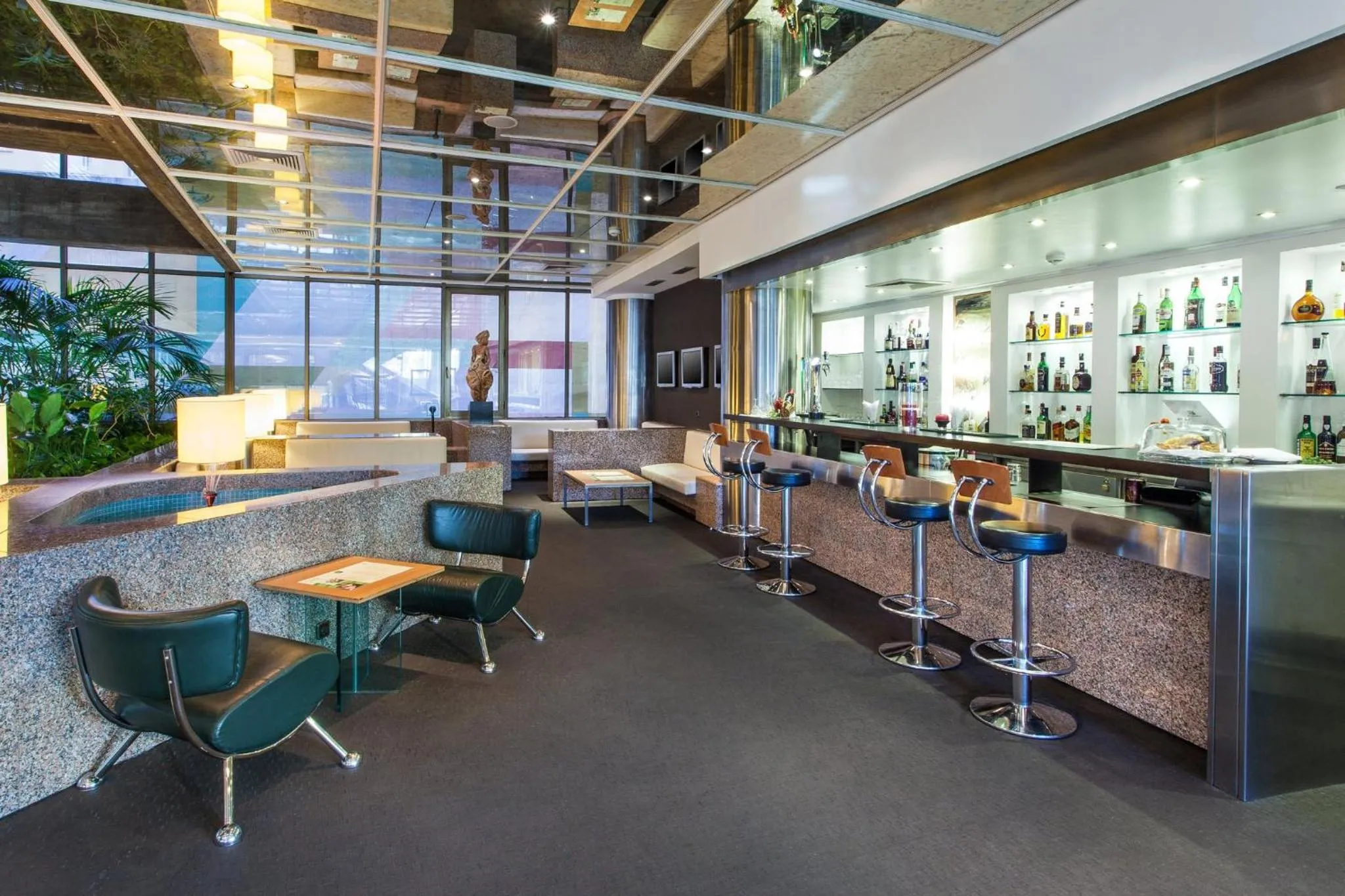 Lounge or bar in Holiday Inn Lisbon-Continental by IHG
